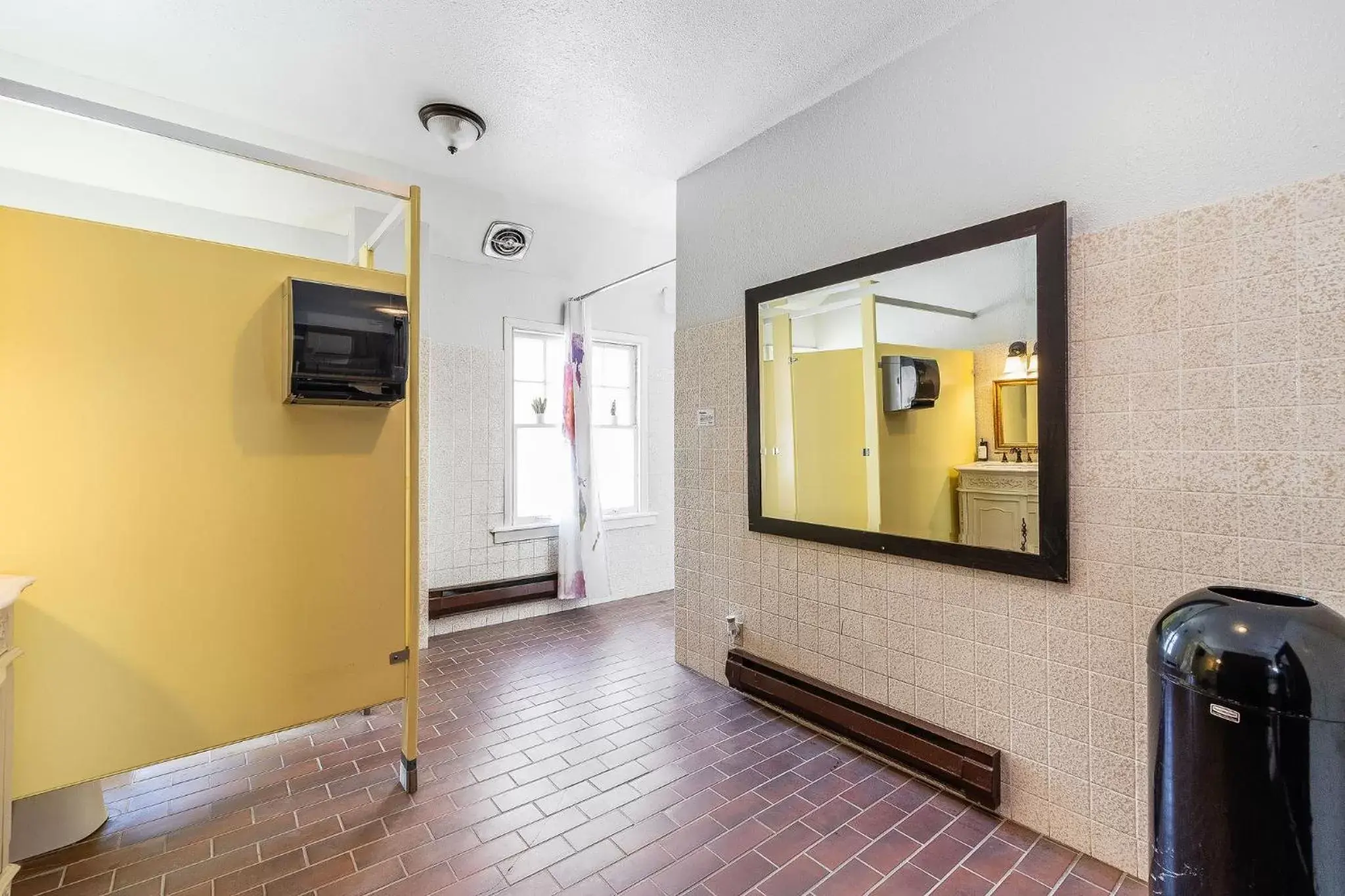 Public Bath in College Inn Hotel