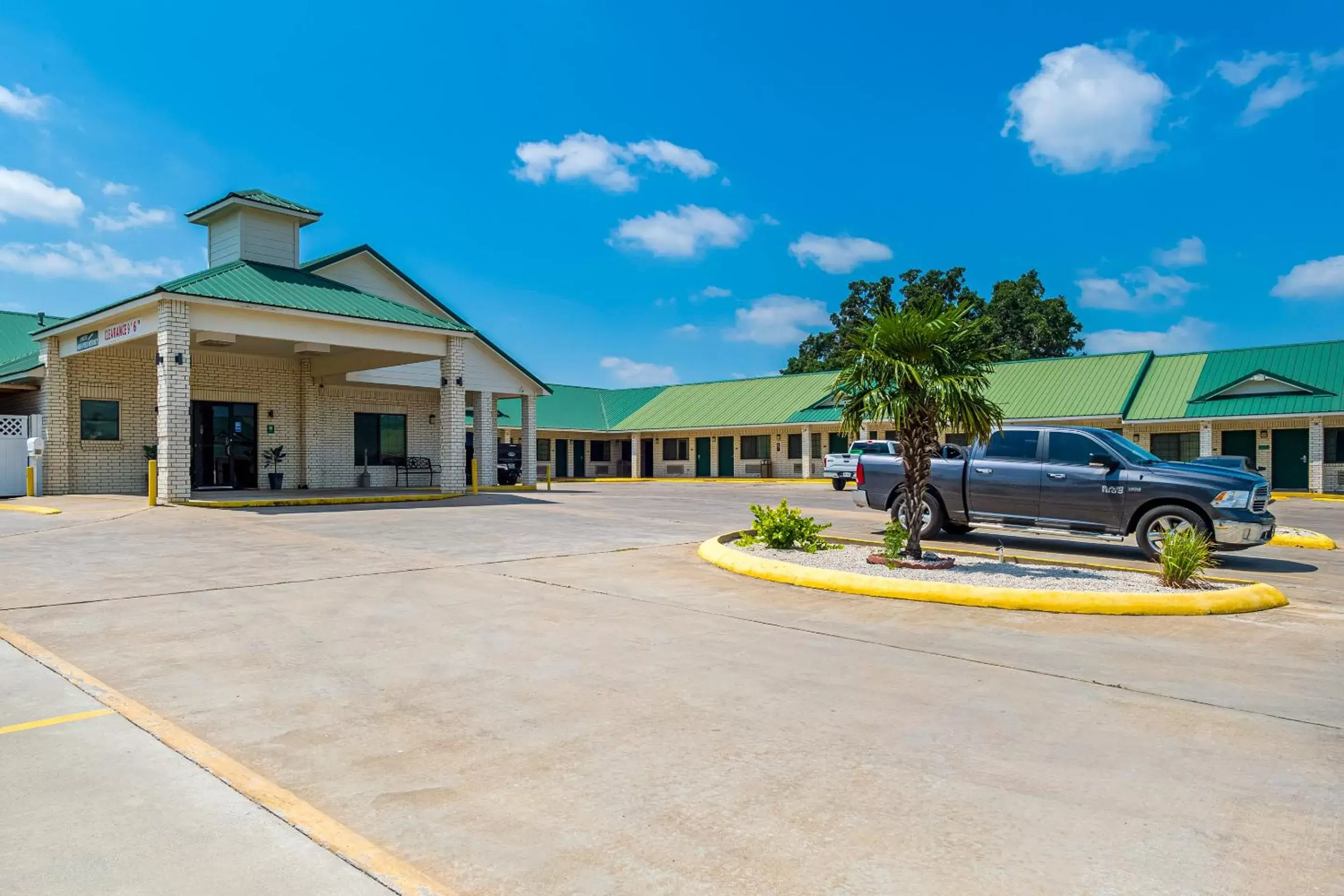 Facade/entrance, Property Building in OYO Hotel Yoakum West