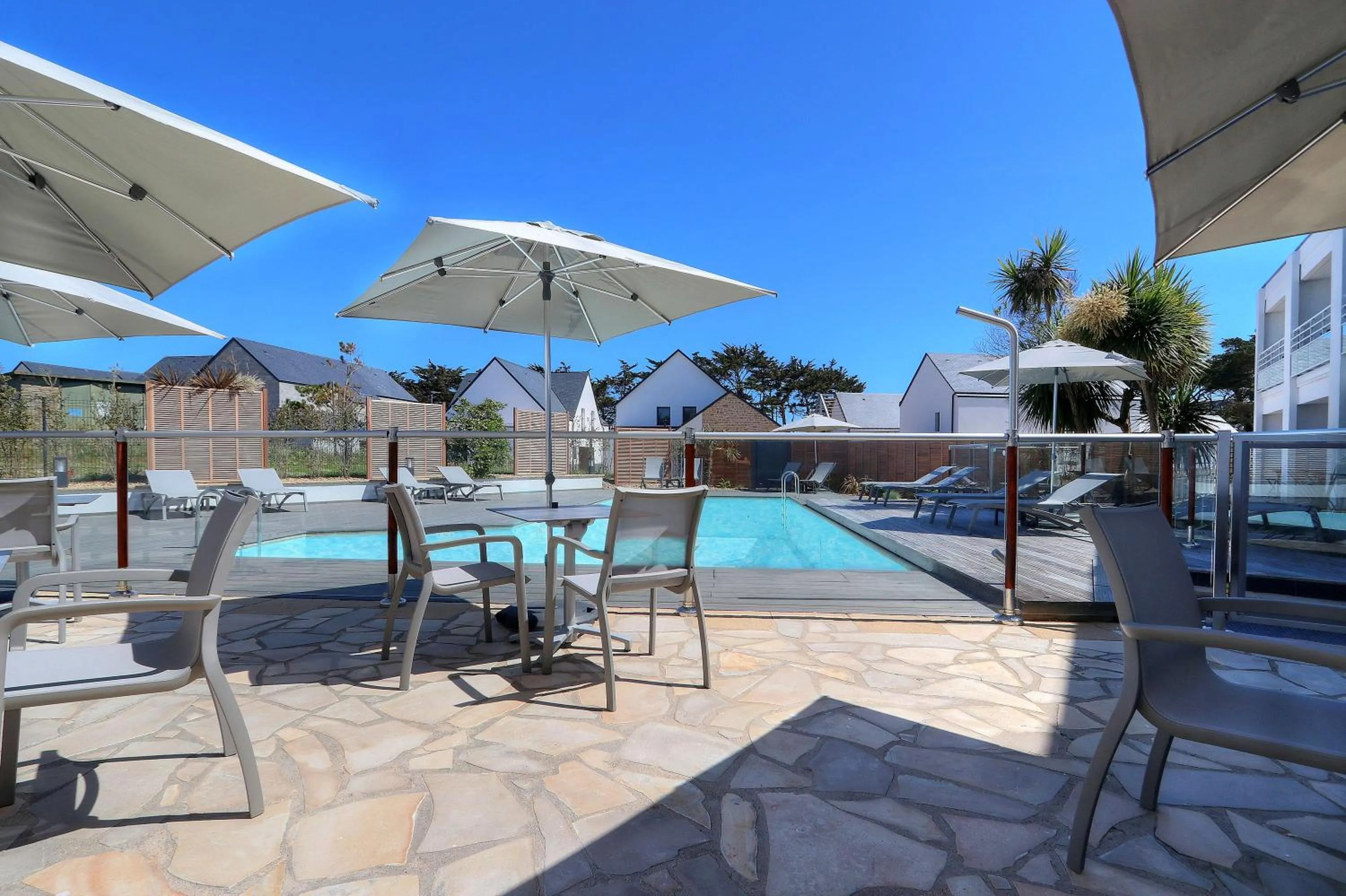 Patio in Best Western Hôtel Le Bellevue Quiberon