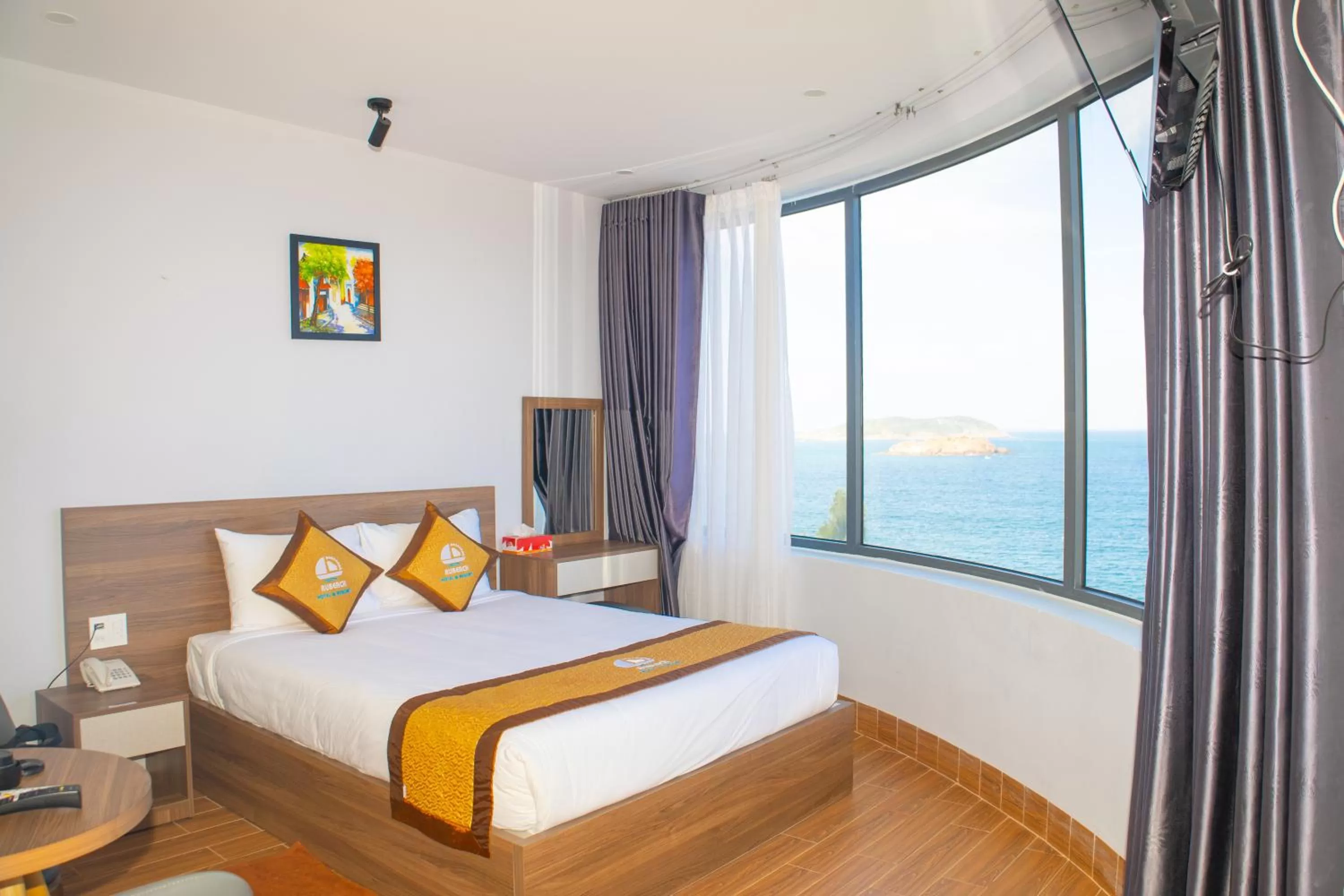 Shower, Bed in RUBEACH HOTEL & REROST