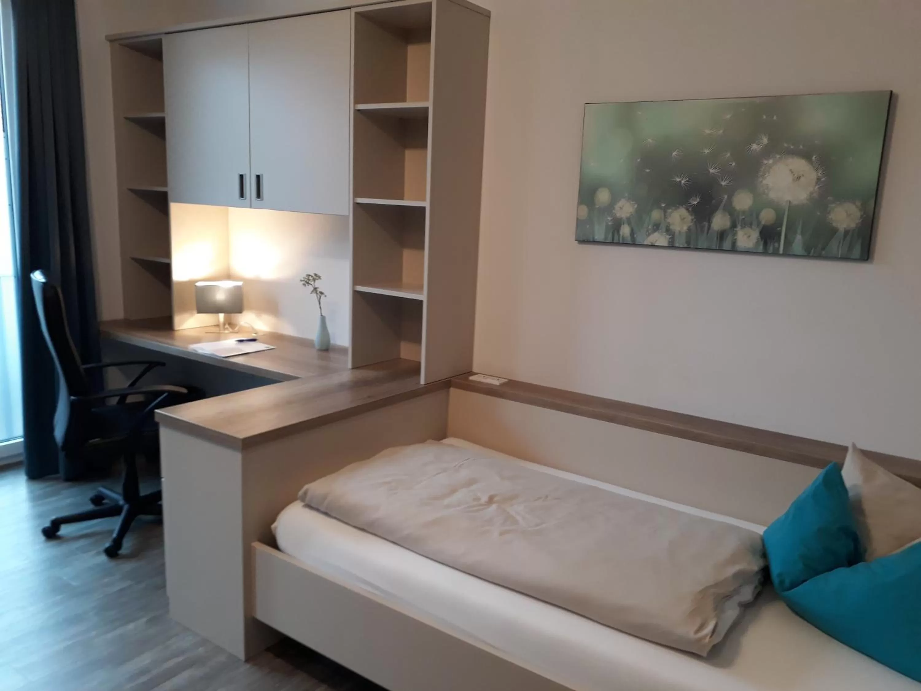 Photo of the whole room, Bed in Hotel M24 - Alle Zimmer mit Küchenzeile