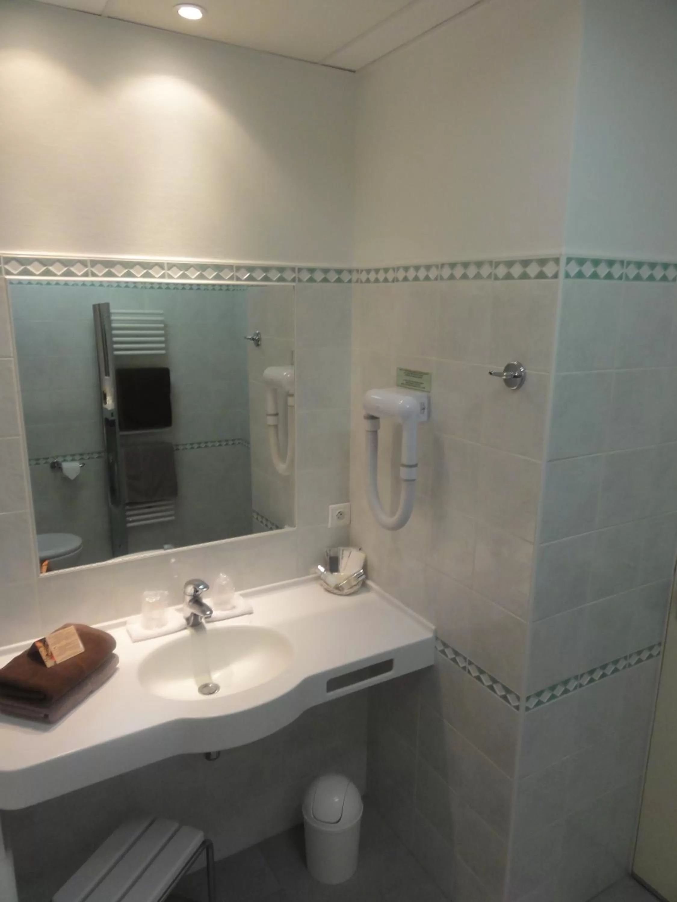 Bathroom in Hôtel Au Logis des Remparts