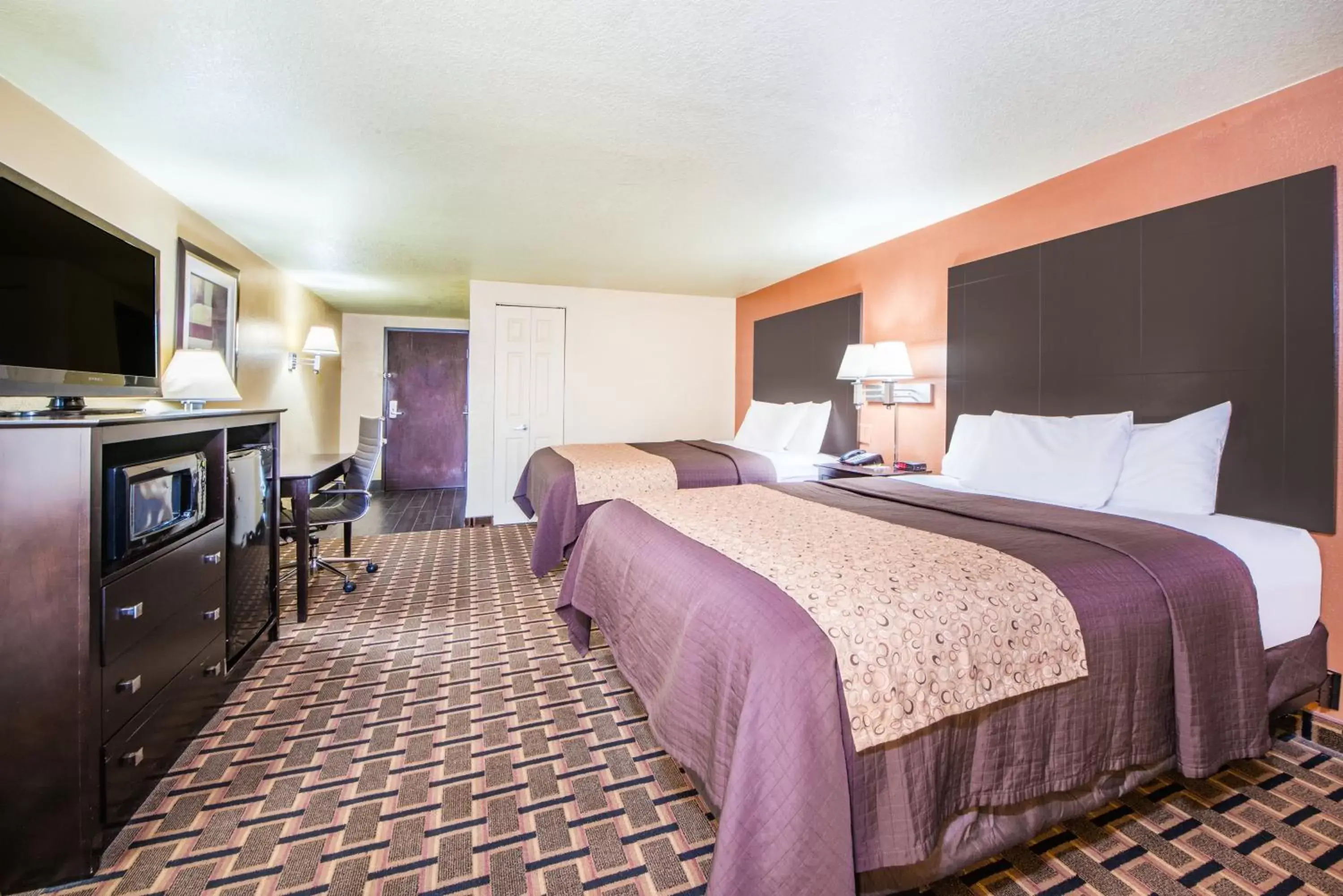 Bedroom, Bed in Days Inn by Wyndham Joplin