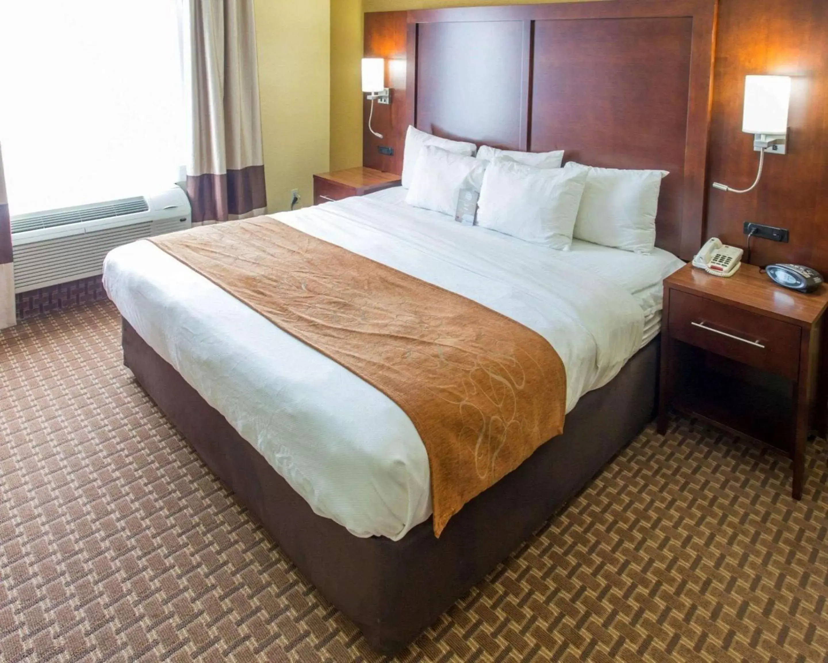 Photo of the whole room, Bed in Comfort Suites Port Allen - Baton Rouge