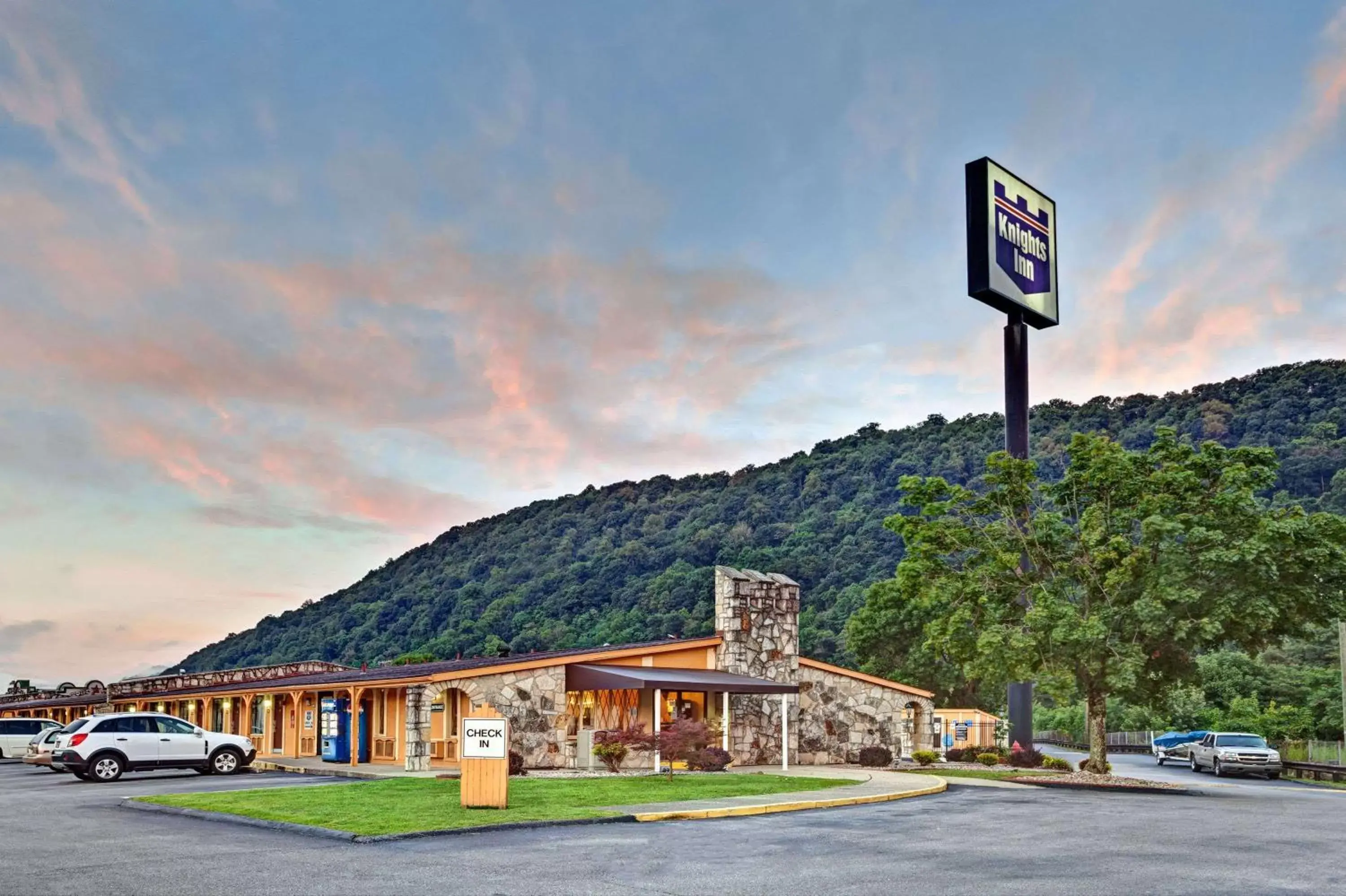 Property building in Knights Inn Charleston West Virginia Property building in Knights Inn Charleston West Virginia