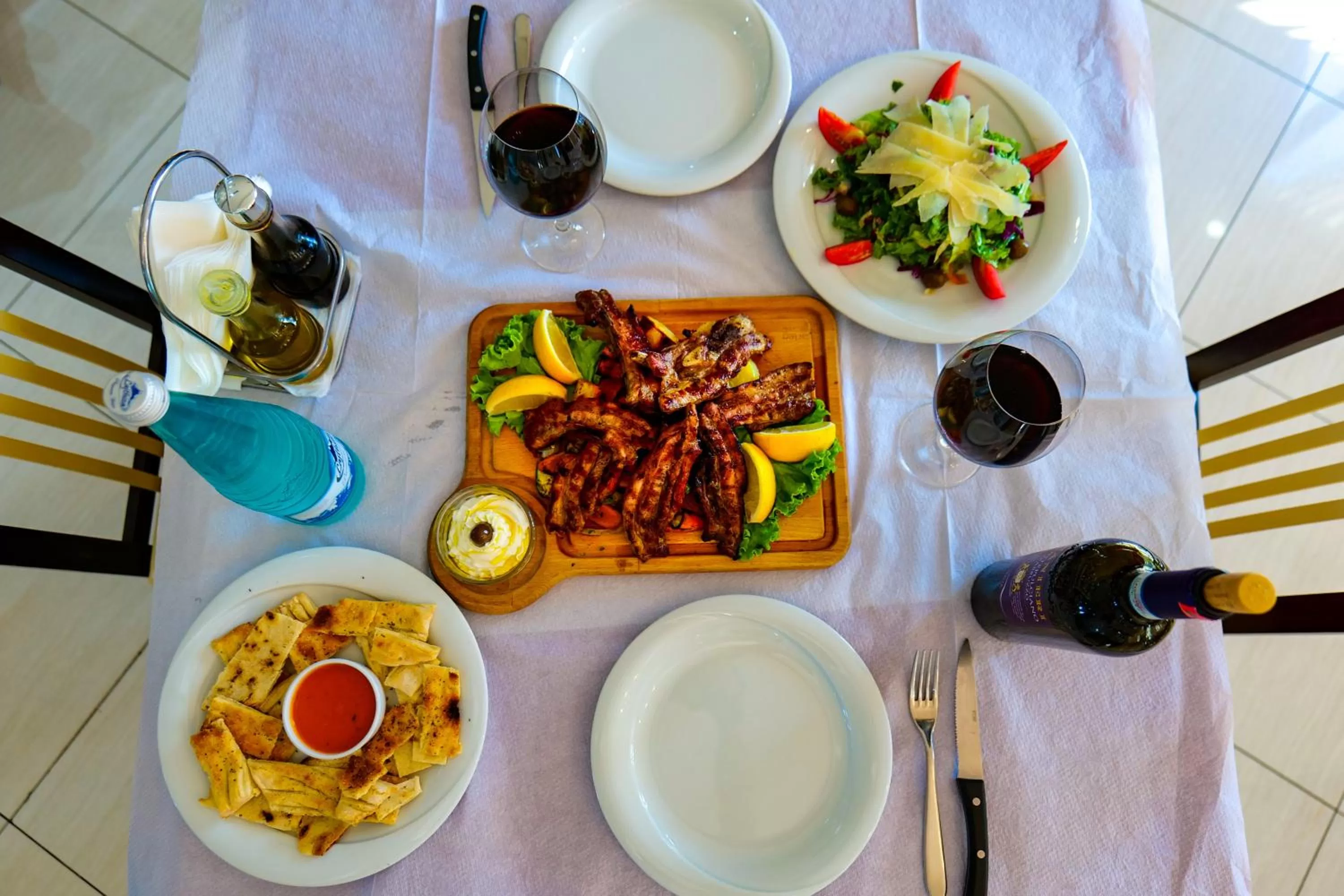 Restaurant/places to eat in LORD Hotel