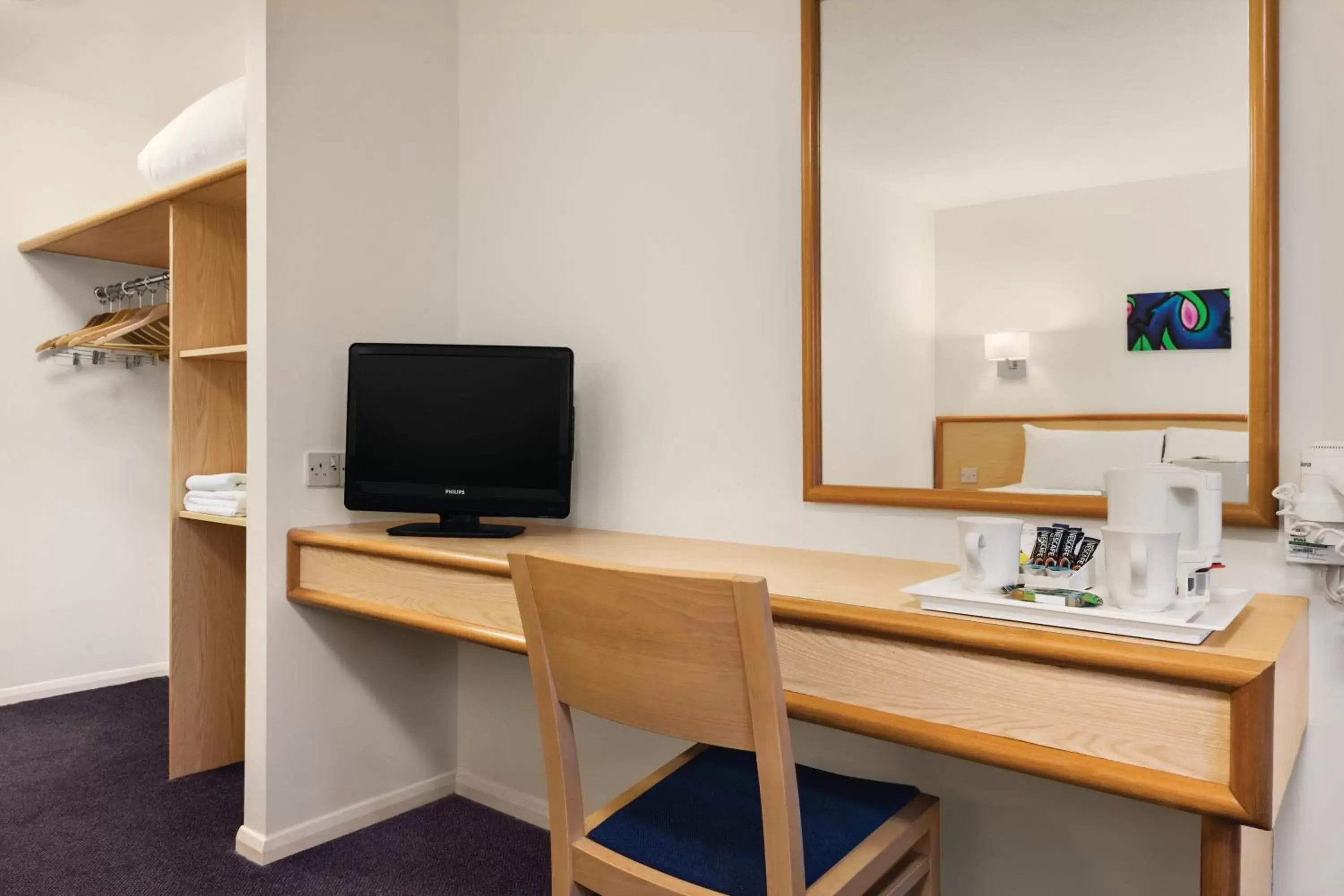 Coffee/tea facilities, TV/Entertainment Center in Days Inn Bridgend Cardiff