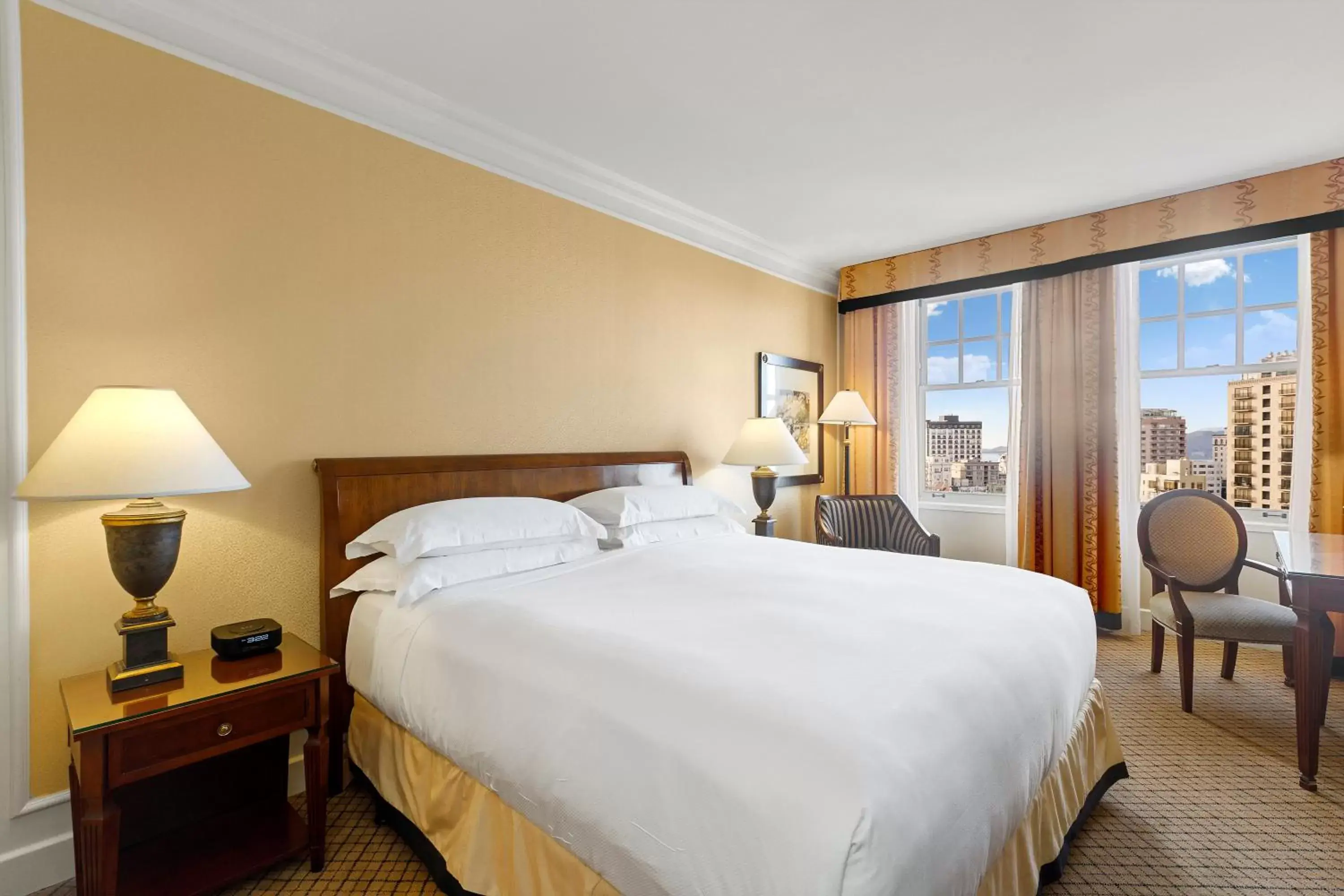 Bedroom, Bed in InterContinental Mark Hopkins San Francisco, an IHG Hotel