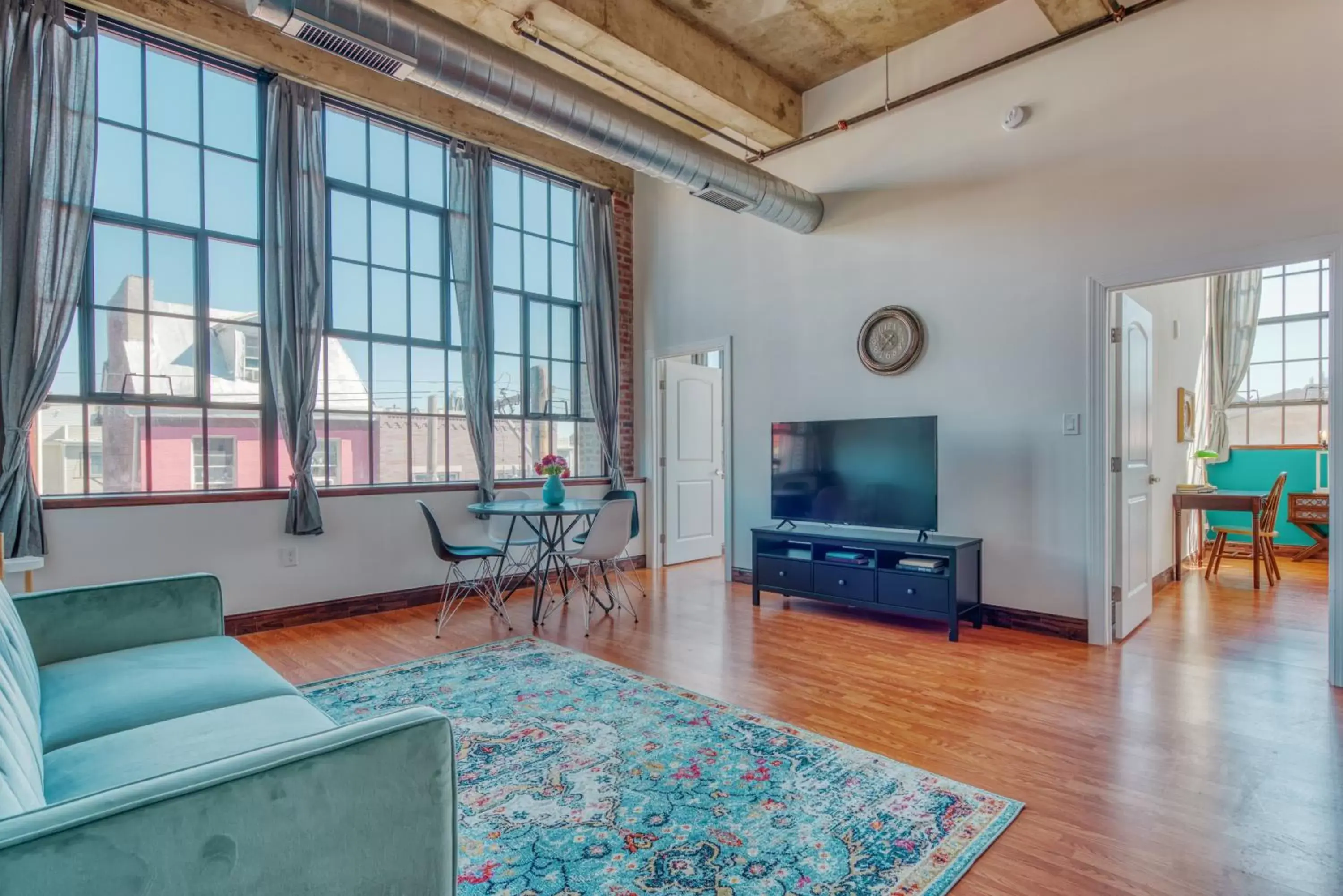 TV and multimedia, Seating Area in Sosuite at Independence Lofts - Callowhill