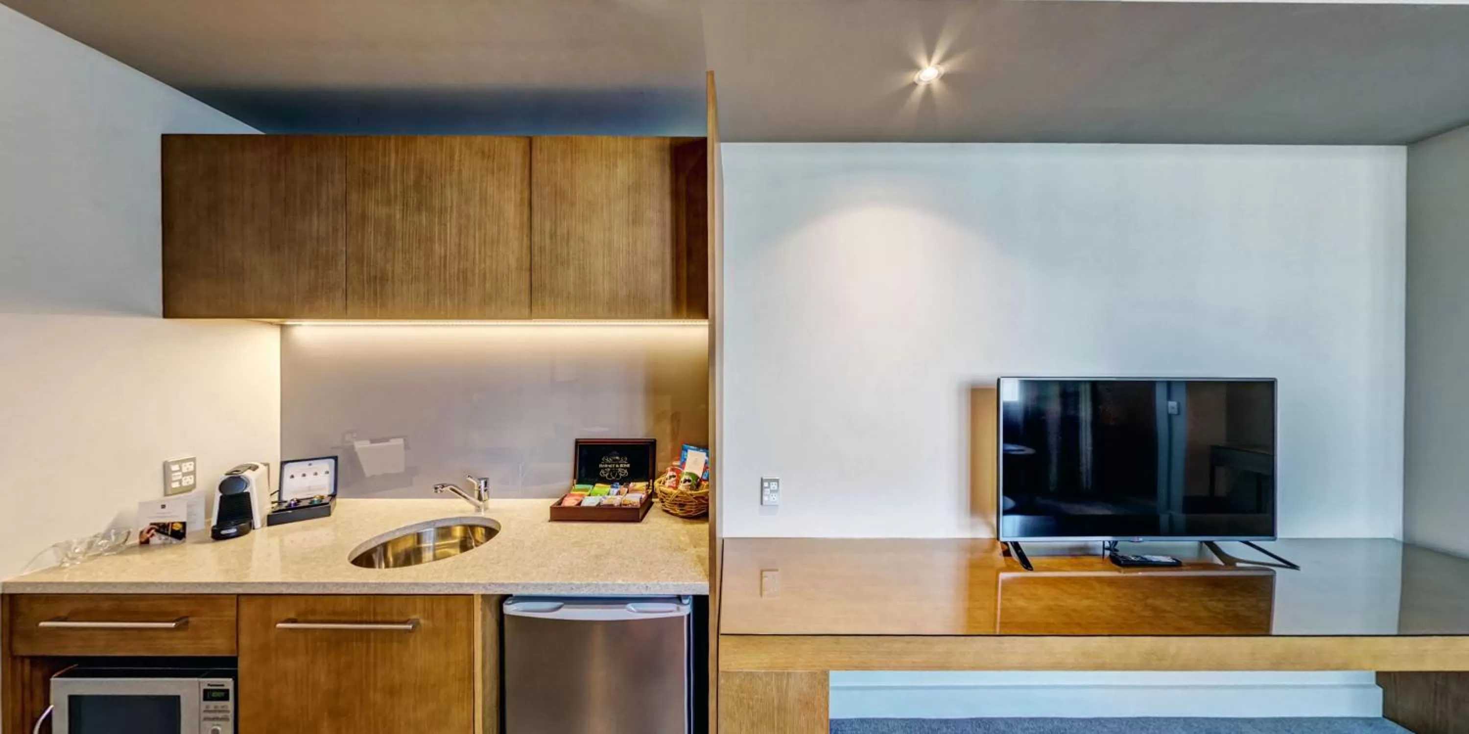 Kitchen or kitchenette in Distinction Dunedin Hotel