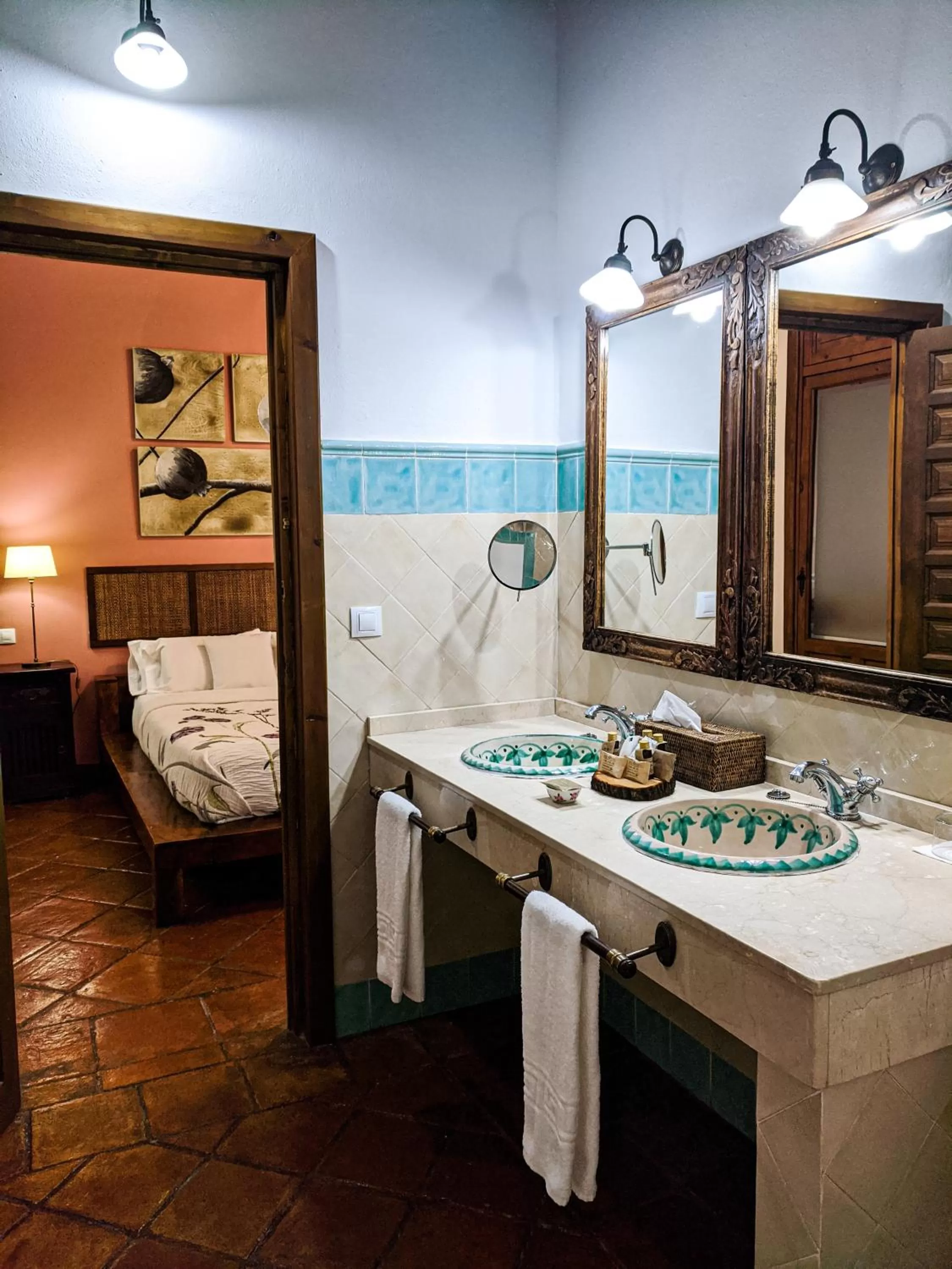 Toilet, Bed in Hotel Fuente del Sol