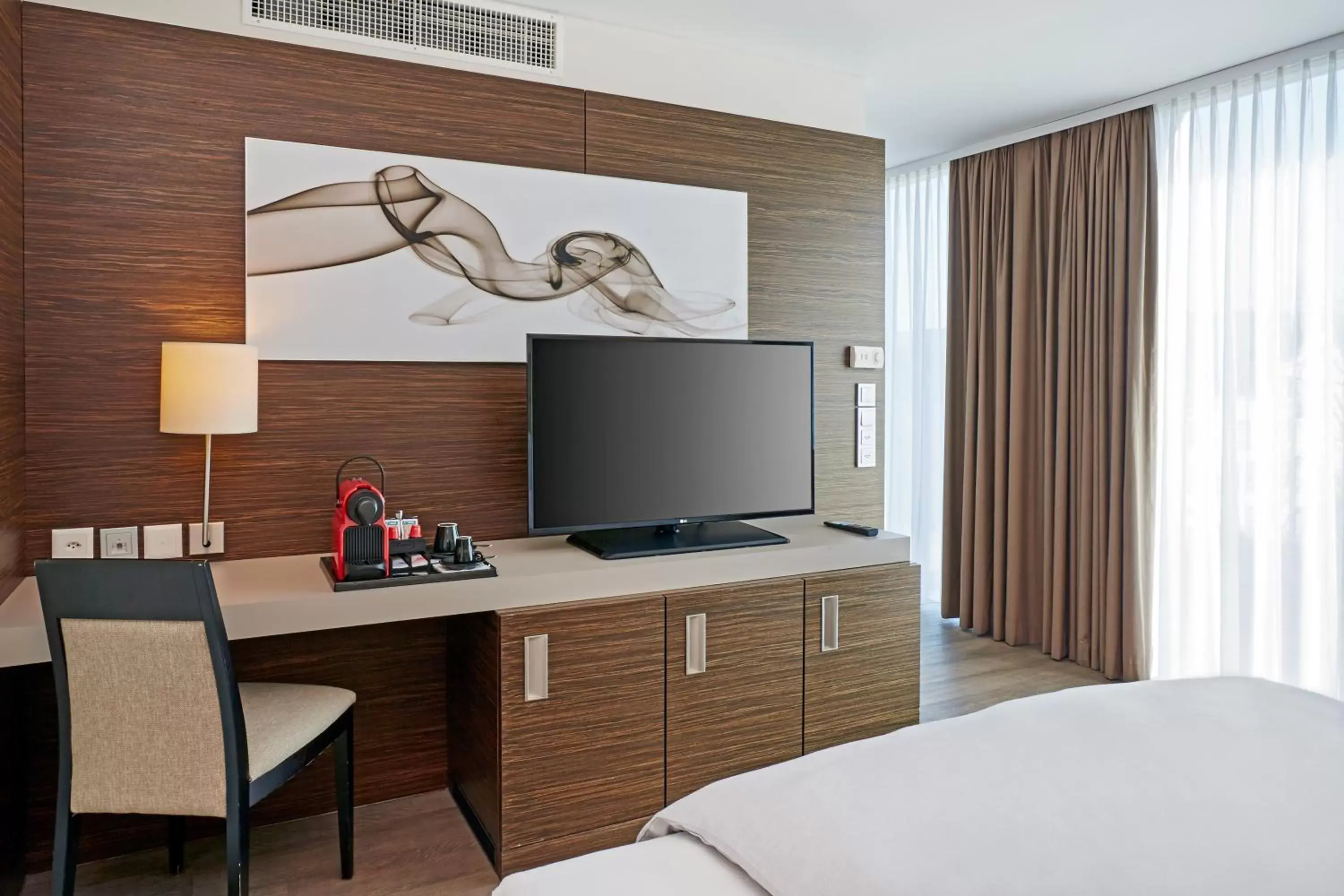 TV and multimedia, TV/Entertainment Center in H4 Hotel Solothurn