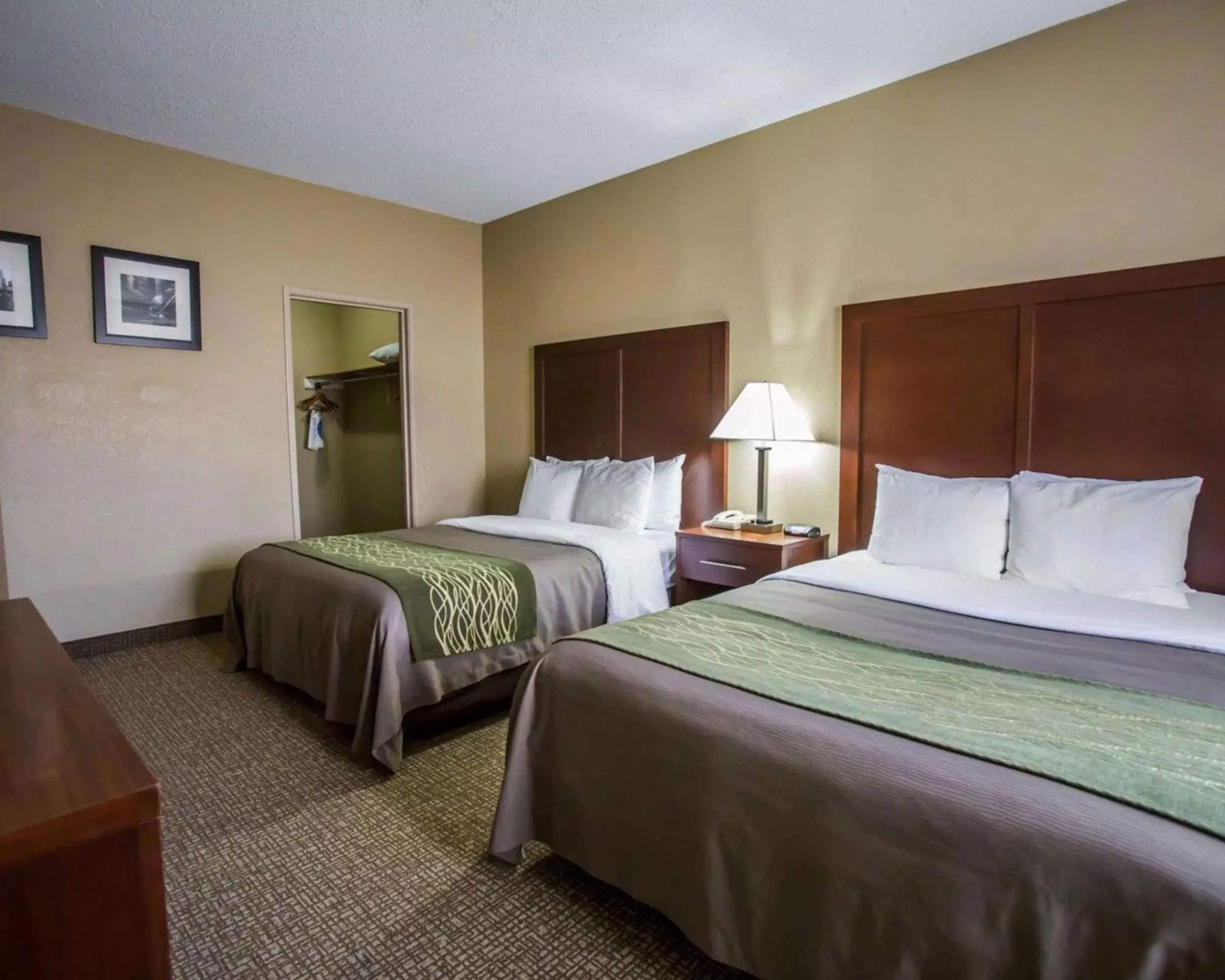 Photo of the whole room, Bed in Comfort Inn Morris I-80