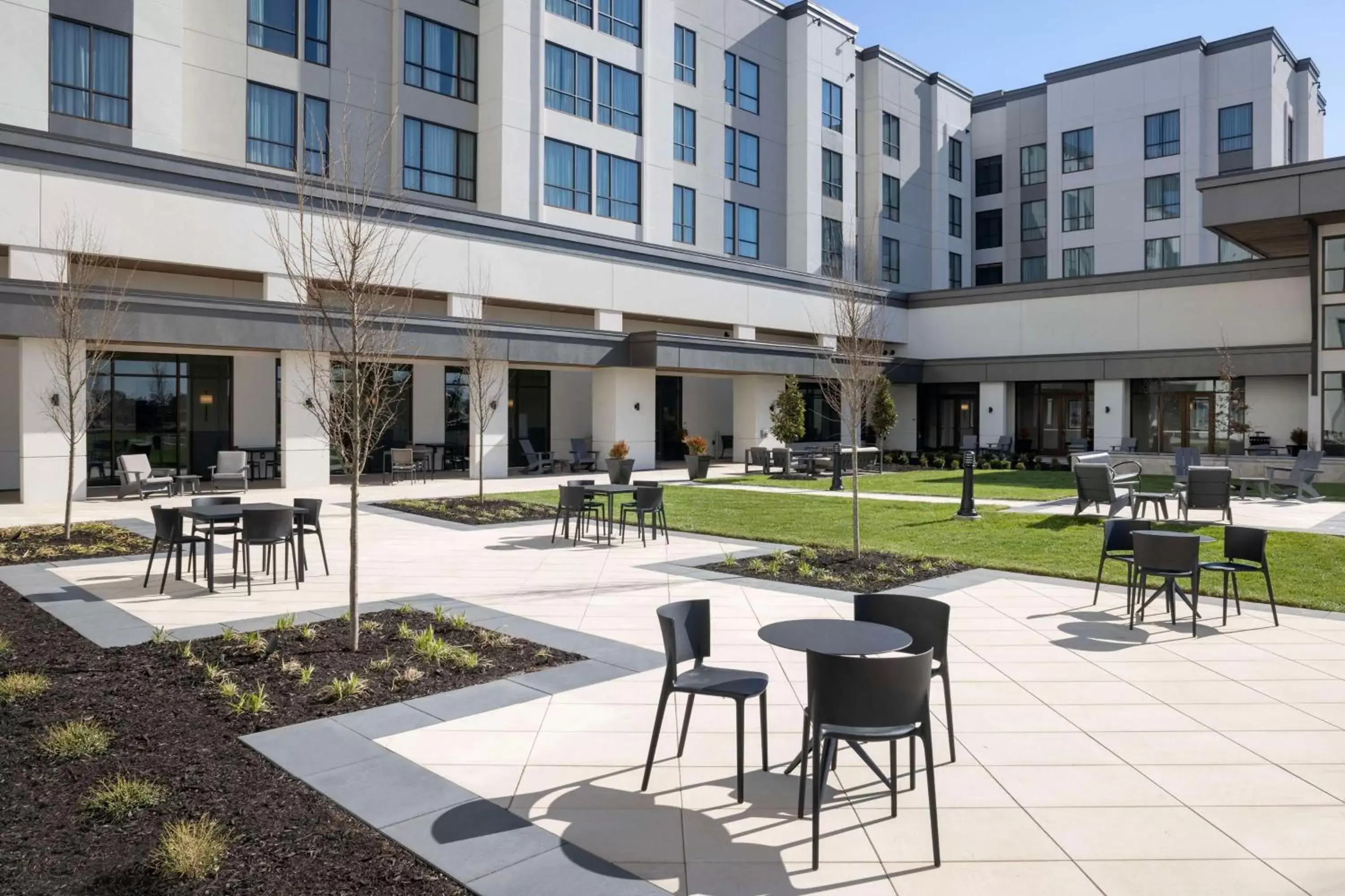 Inner courtyard view, Restaurant/Places to Eat in Embassy Suites By Hilton Bowling Green