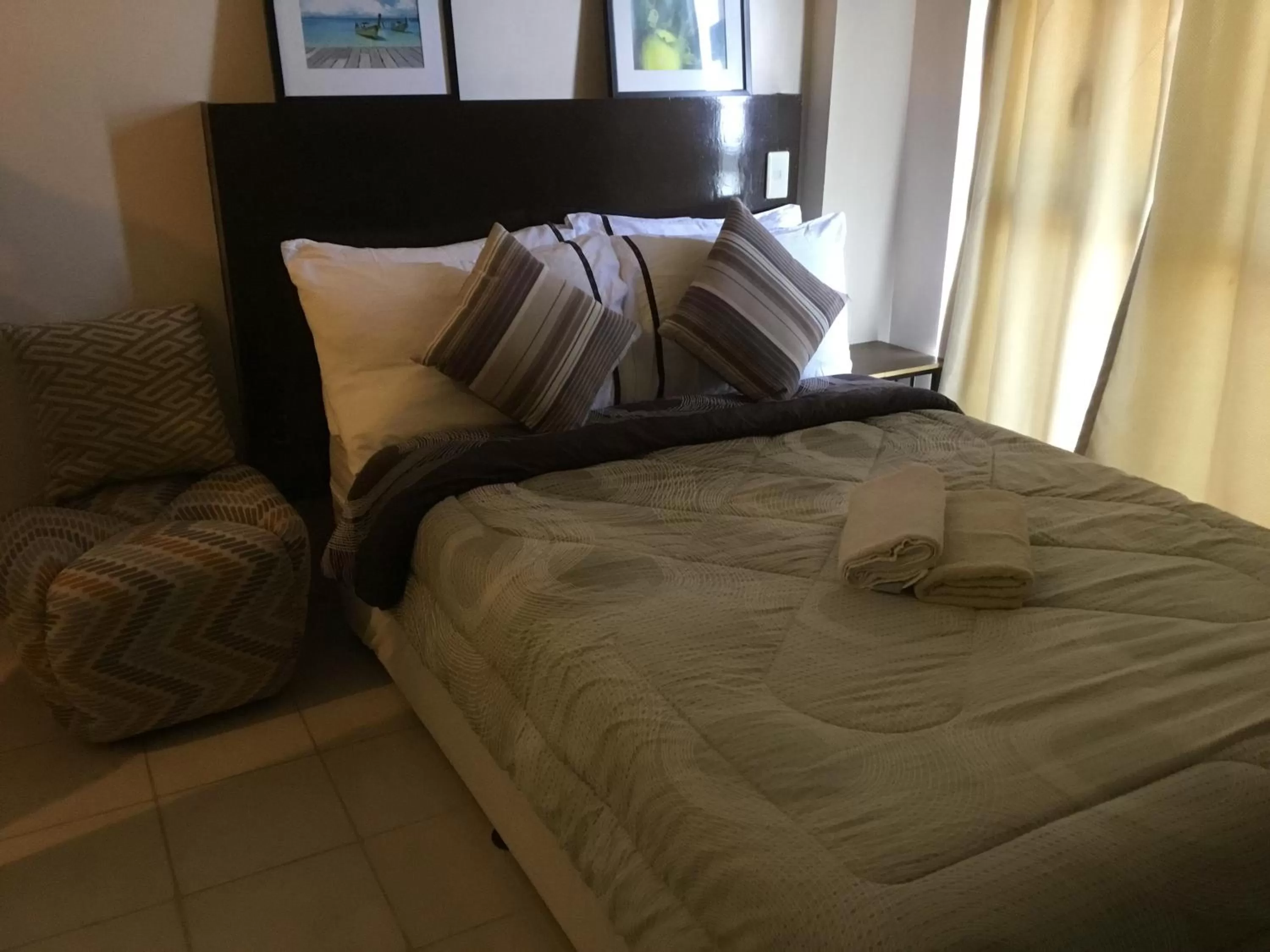 Bed in Condo with Free Swimming Pool & Viewing Deck