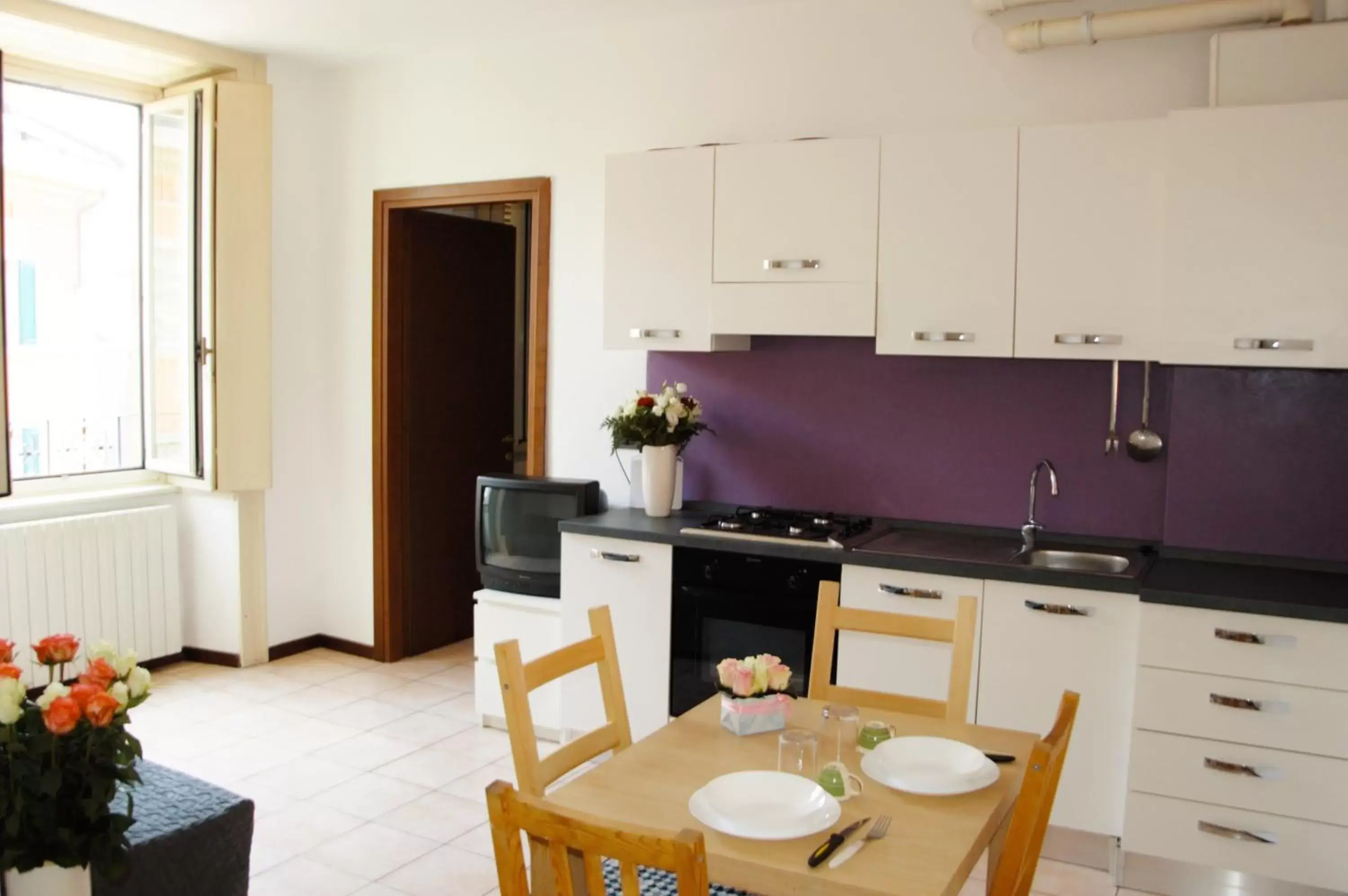 Kitchen or kitchenette, Dining Area in Zaffiro Blu Airport