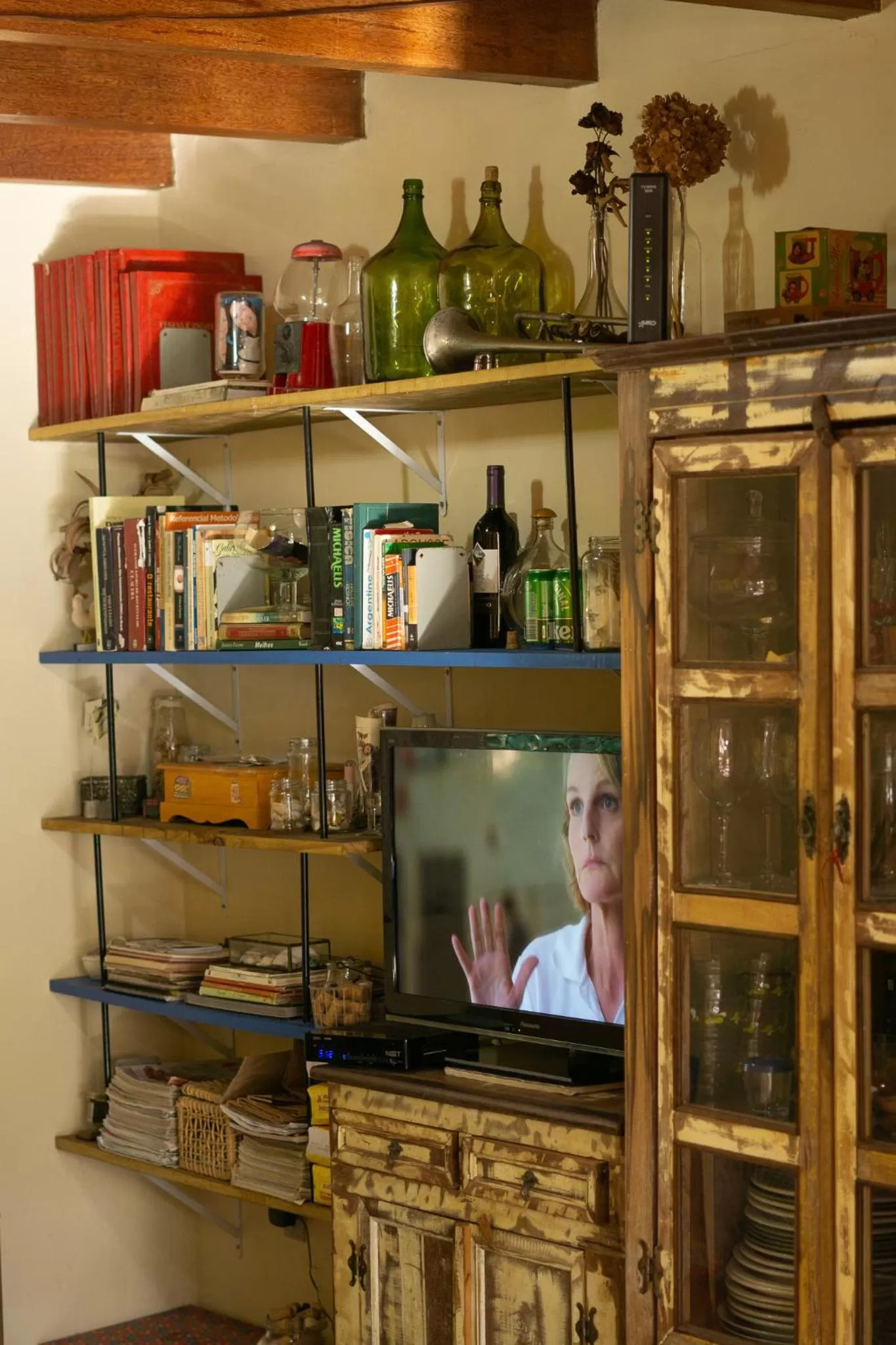 Kitchen or kitchenette, TV/Entertainment Center in Casa dos Açores Cama e Café