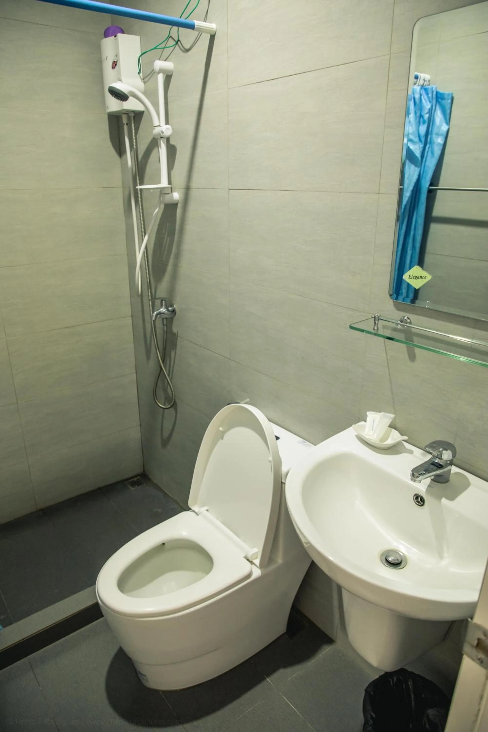 Shower in Stunning Republic