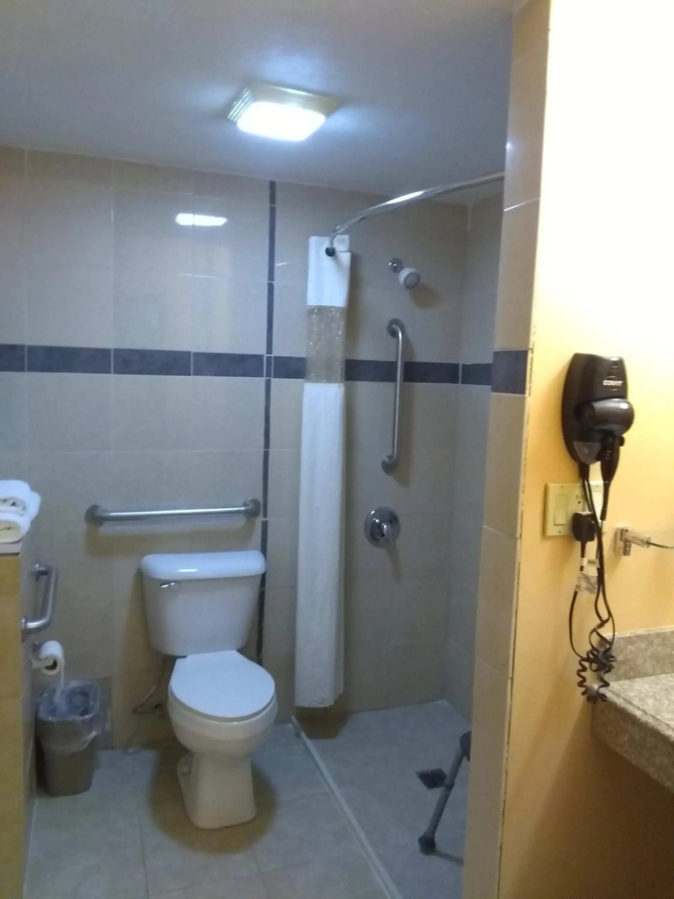 Shower, Bathroom in Hotel Lincoln Inn