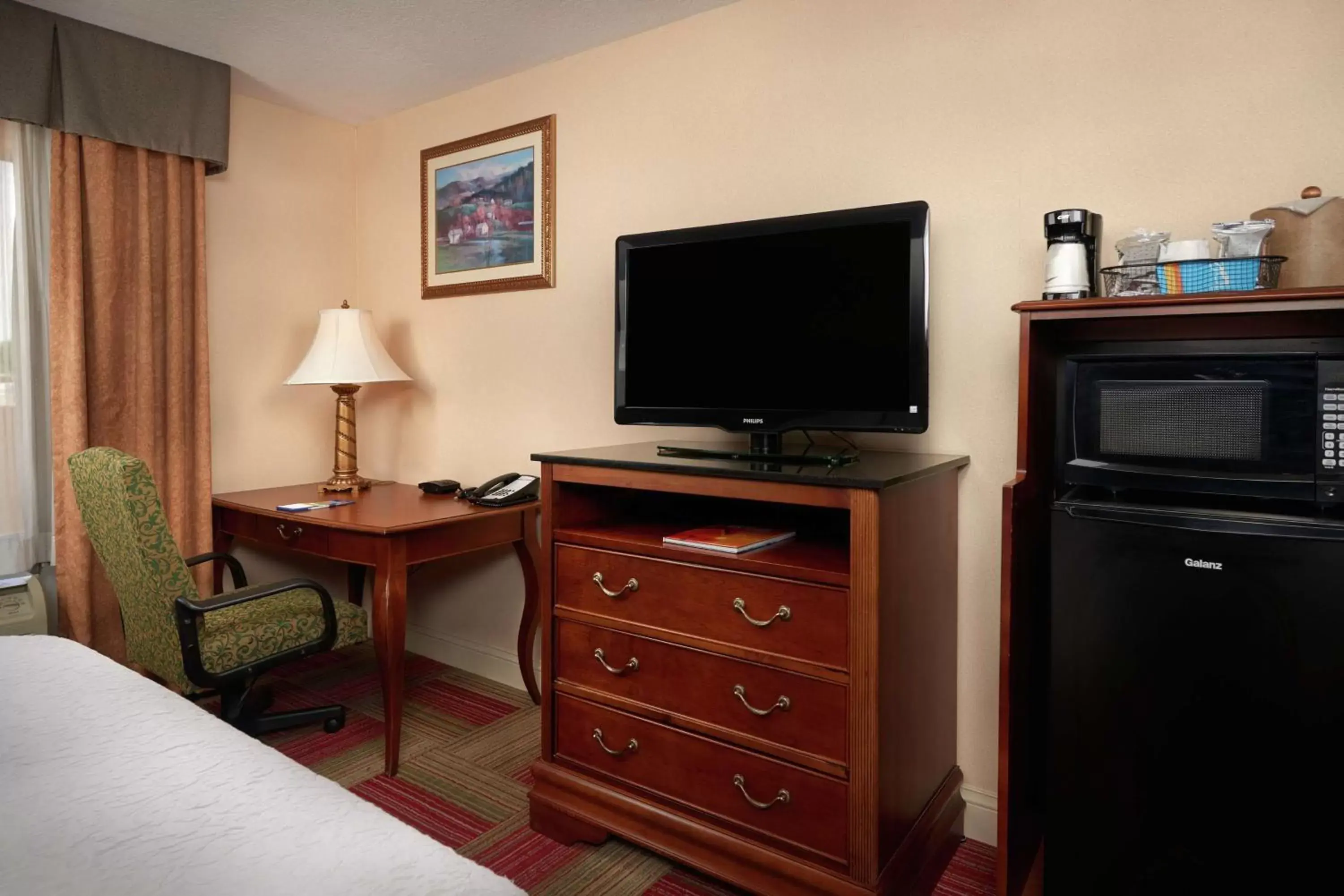 Bedroom, TV/Entertainment Center in Hampton Inn & Suites Roswell
