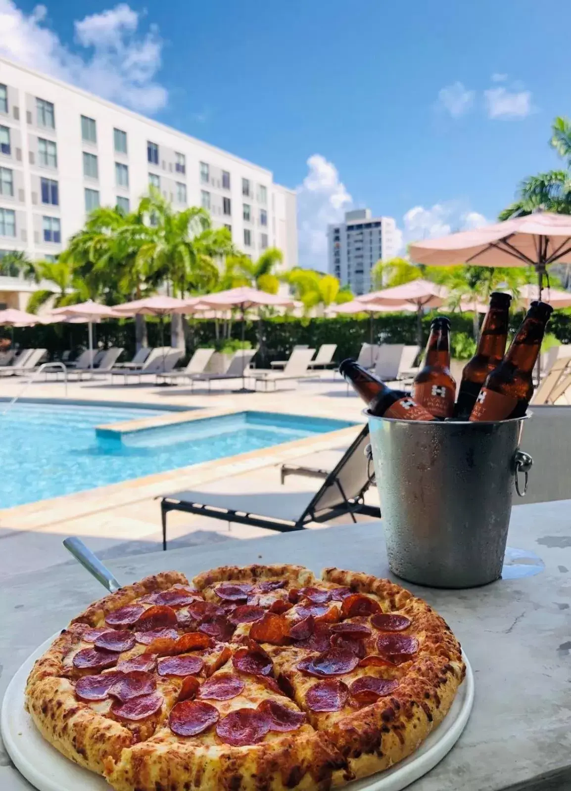 Food and drinks, Swimming Pool in Hyatt Place San Juan