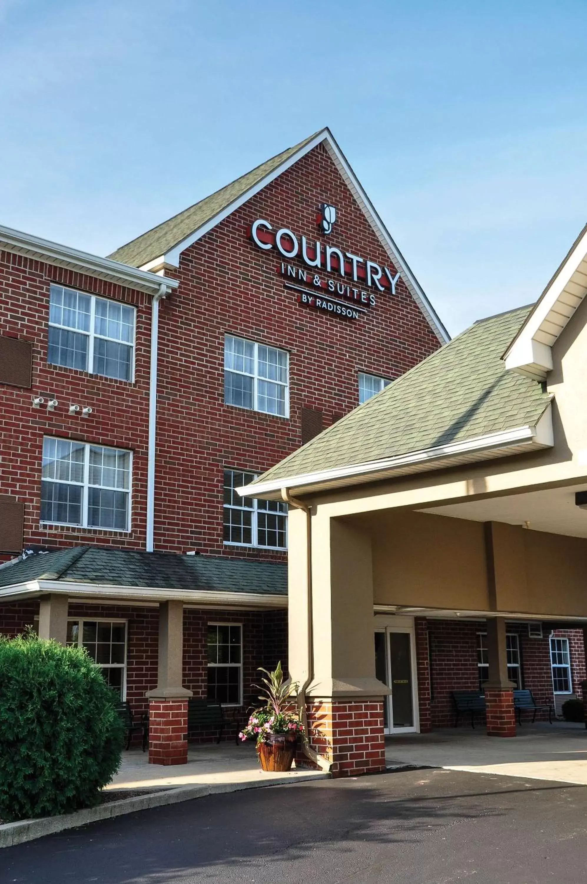 Property Building in Country Inn & Suites by Radisson, Fairborn South, OH