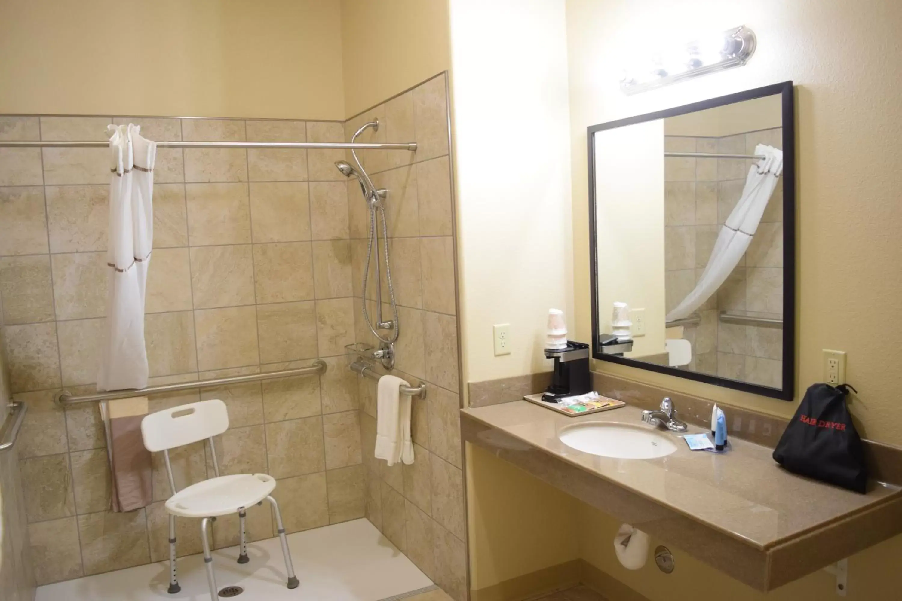 Shower, Bathroom in Newcastle Lodge & Convention Center