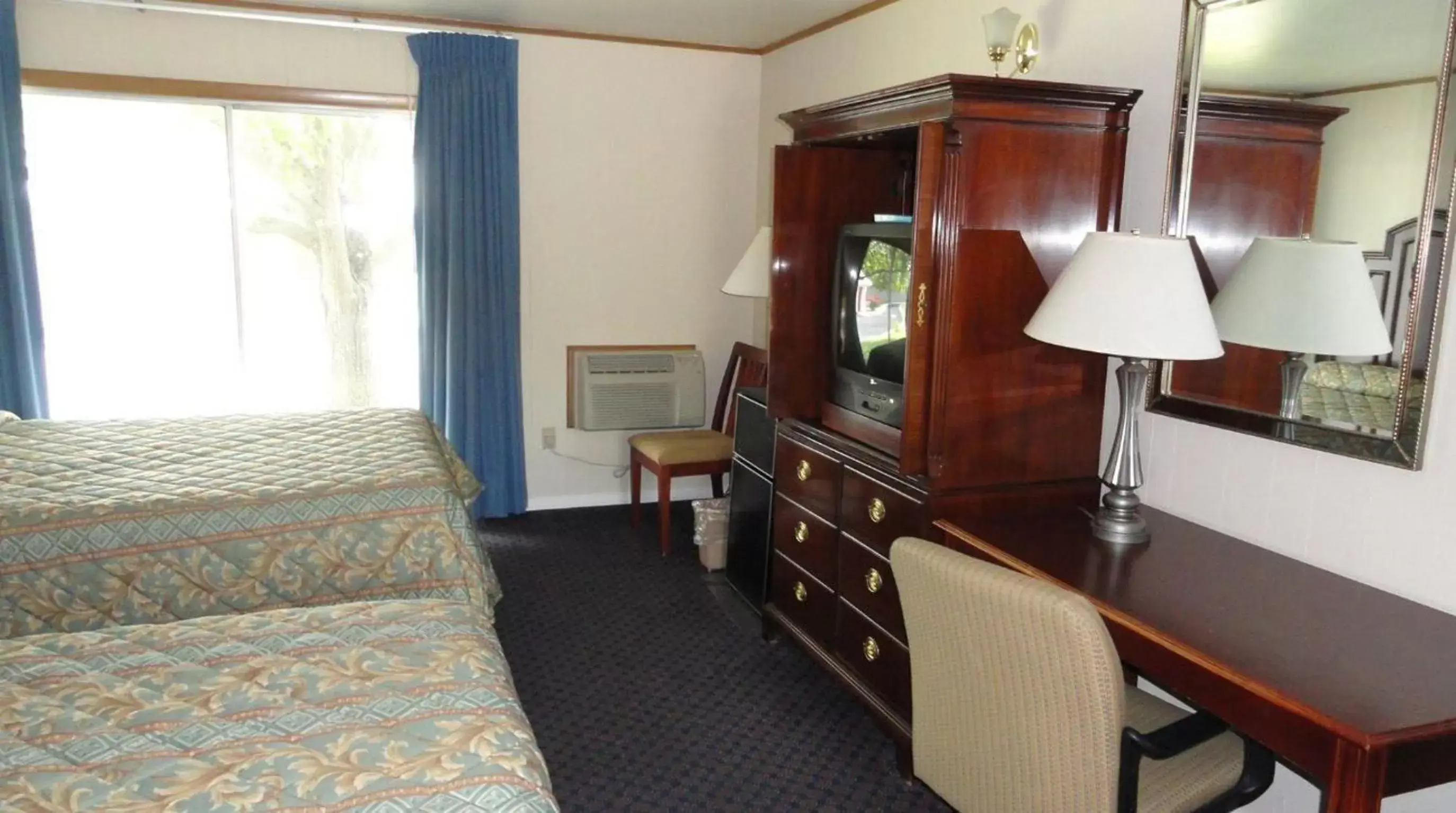 Photo of the whole room, TV/Entertainment Center in Harbor Base Inn