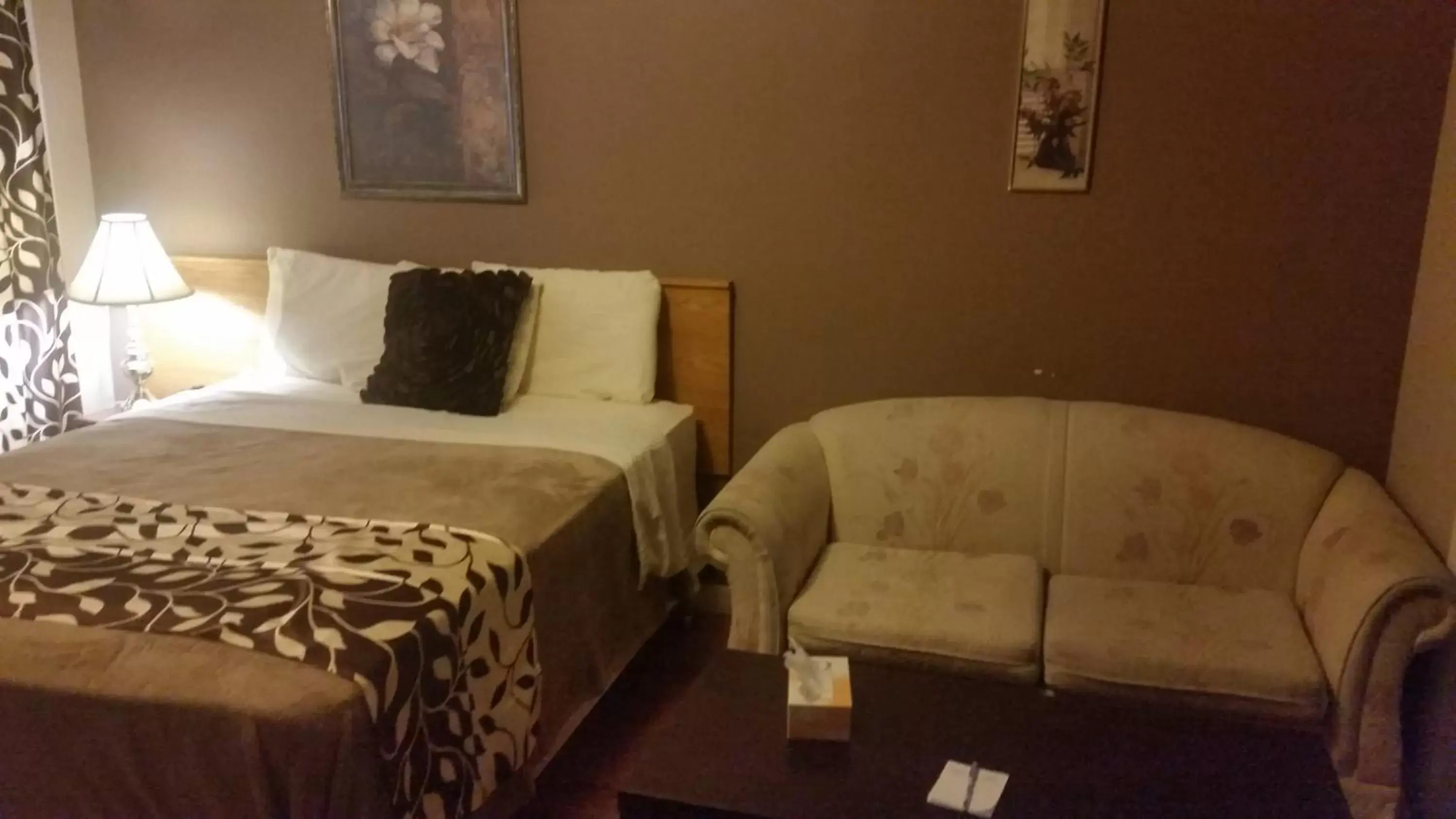Photo of the whole room, Bed in Parkway Motel & European Lodges