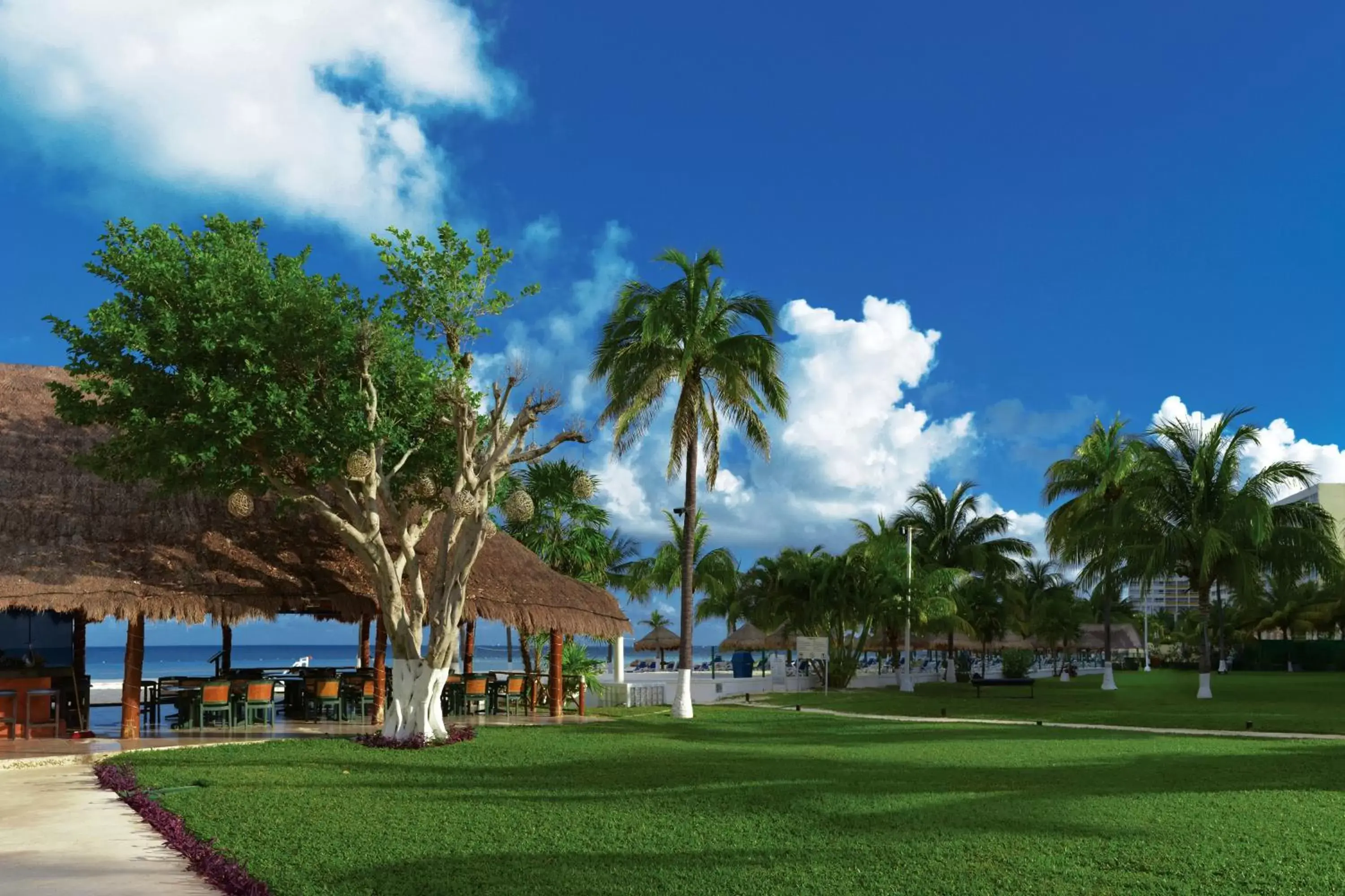 Restaurant/places to eat, Garden in Beachscape Kin Ha Villas & Suites