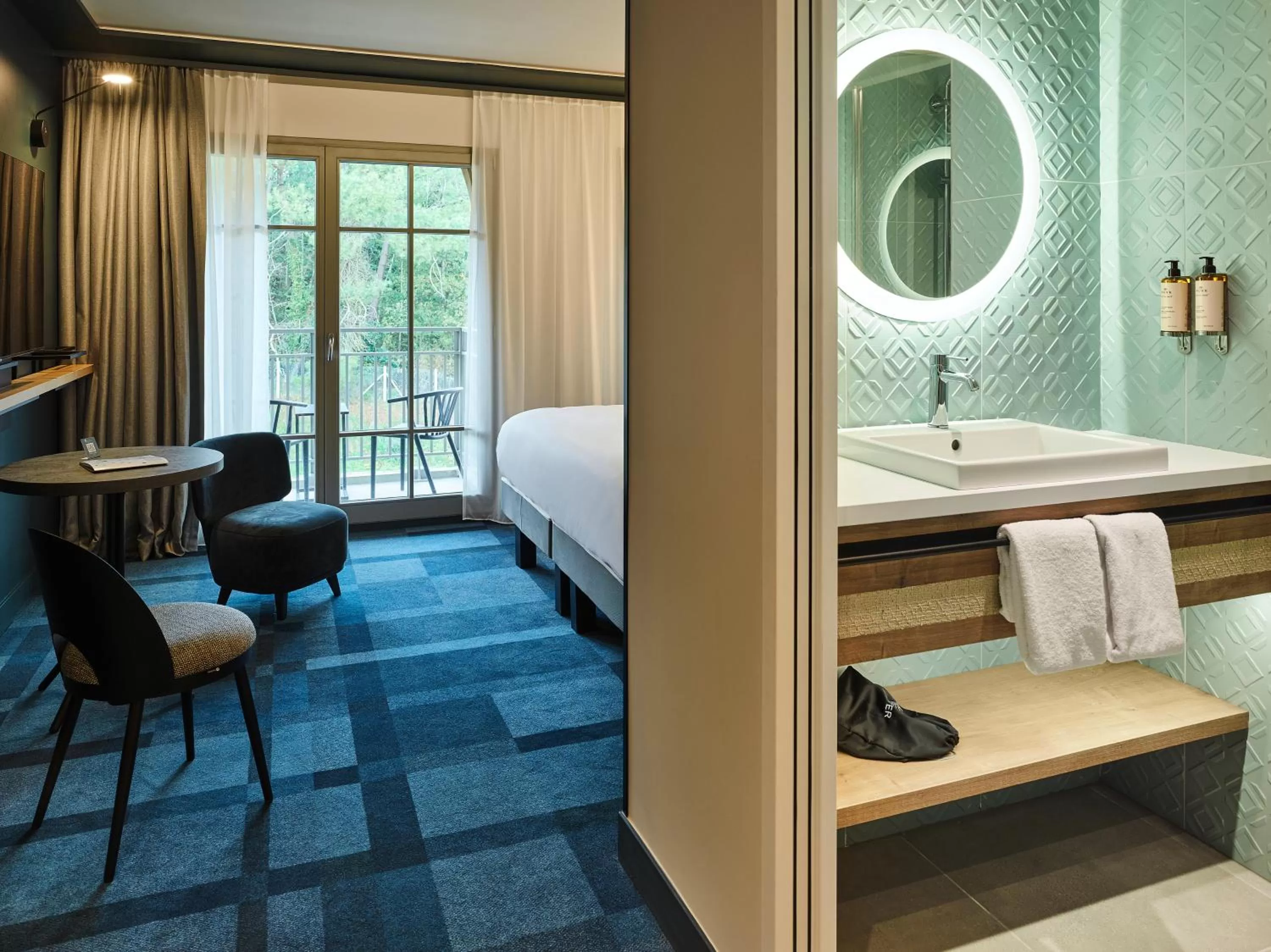 Bathroom, Bed in Mercure Hôtel Le Touquet