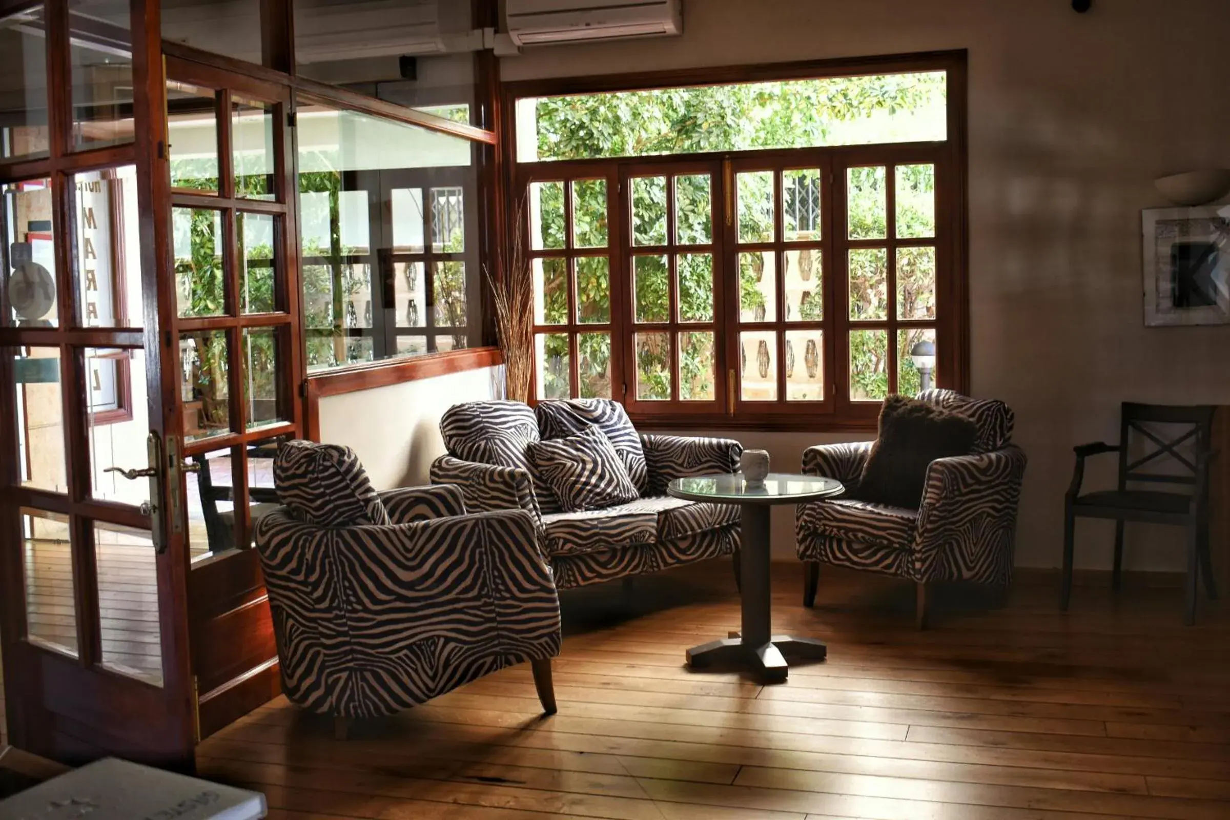 Communal lounge/ TV room, Seating Area in Hotel Marbel