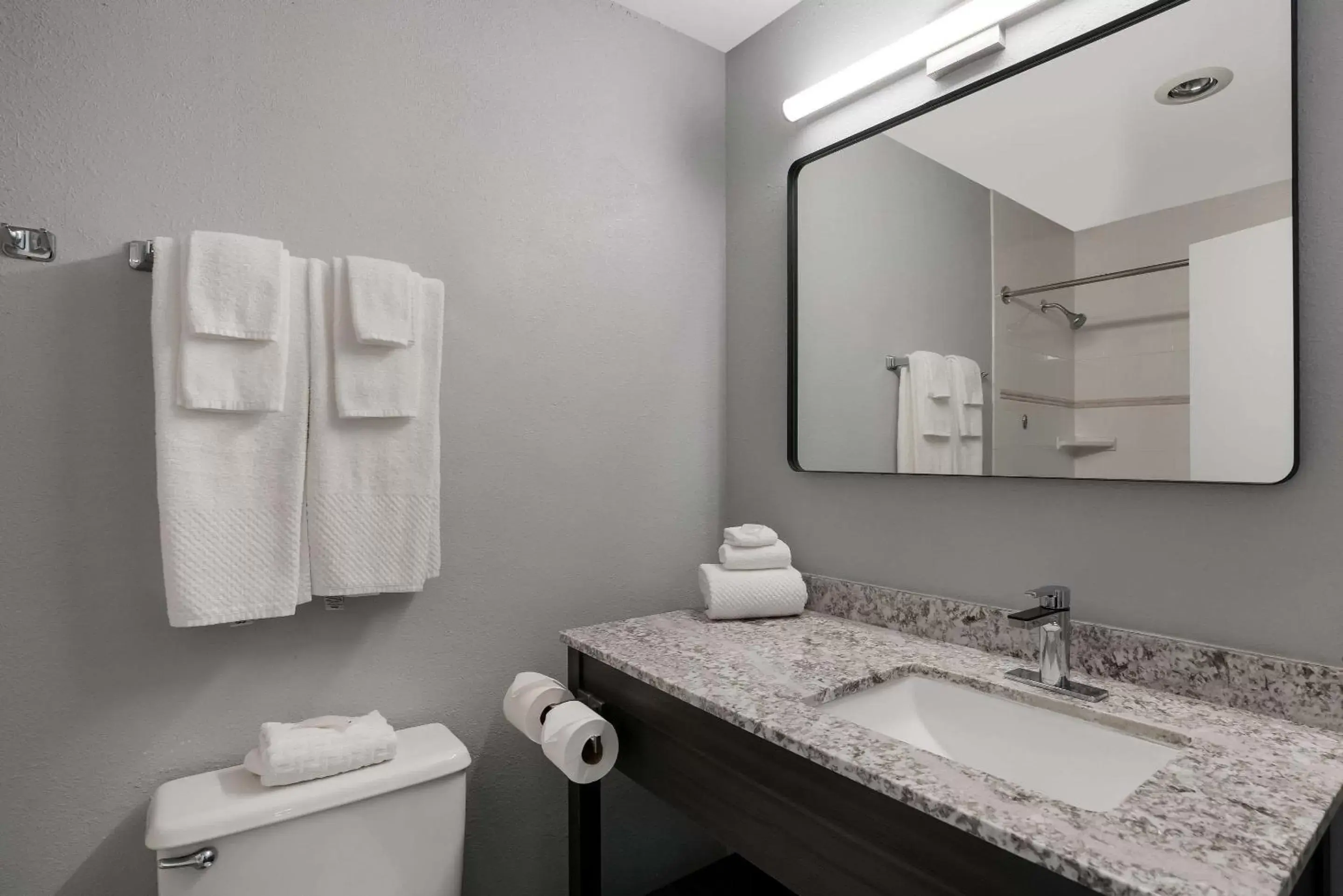 Bedroom, Bathroom in Richland Riverfront Hotel, Ascend Hotel Collection
