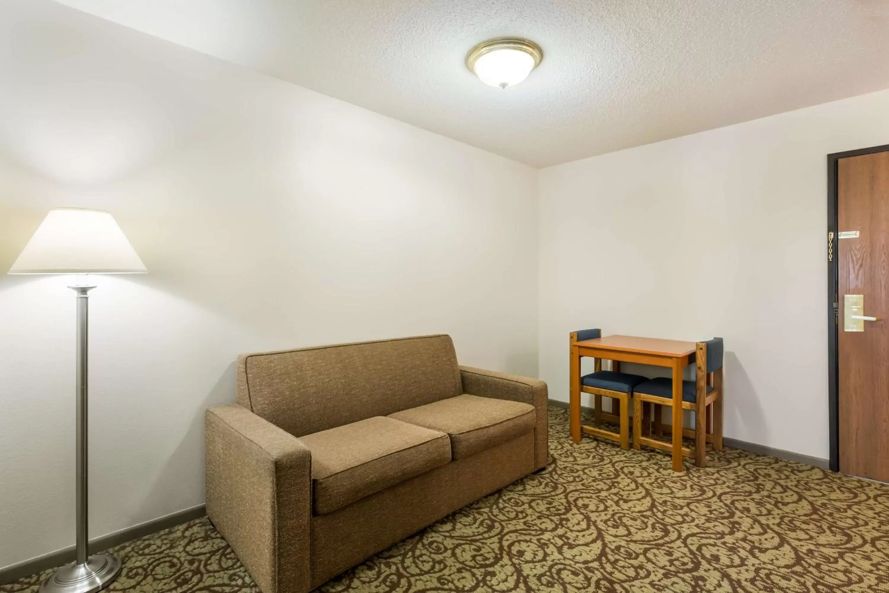 Bedroom, Seating Area in SureStay Hotel by Best Western Spicer