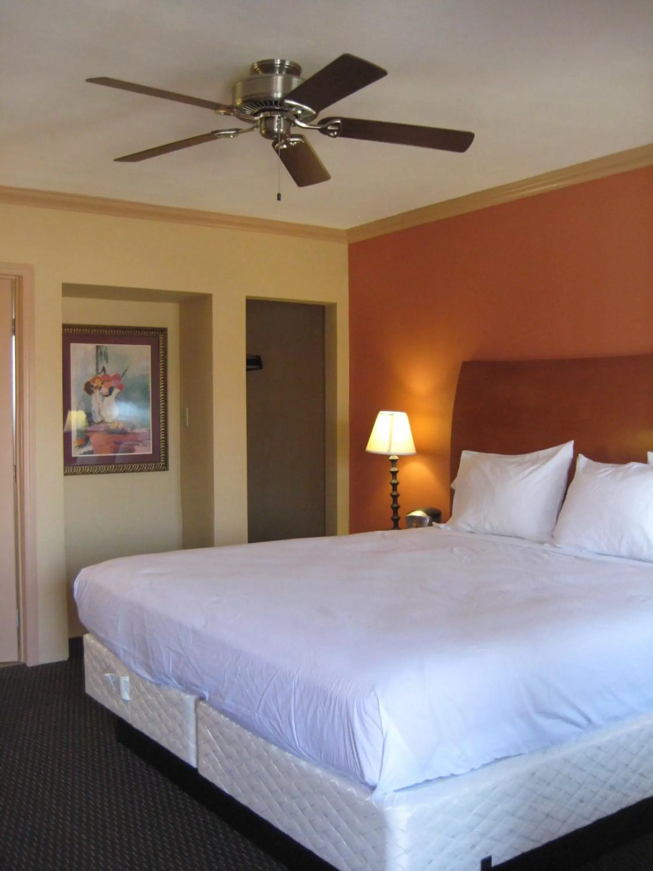 Bed in Americas Best Value Inn - Porterville