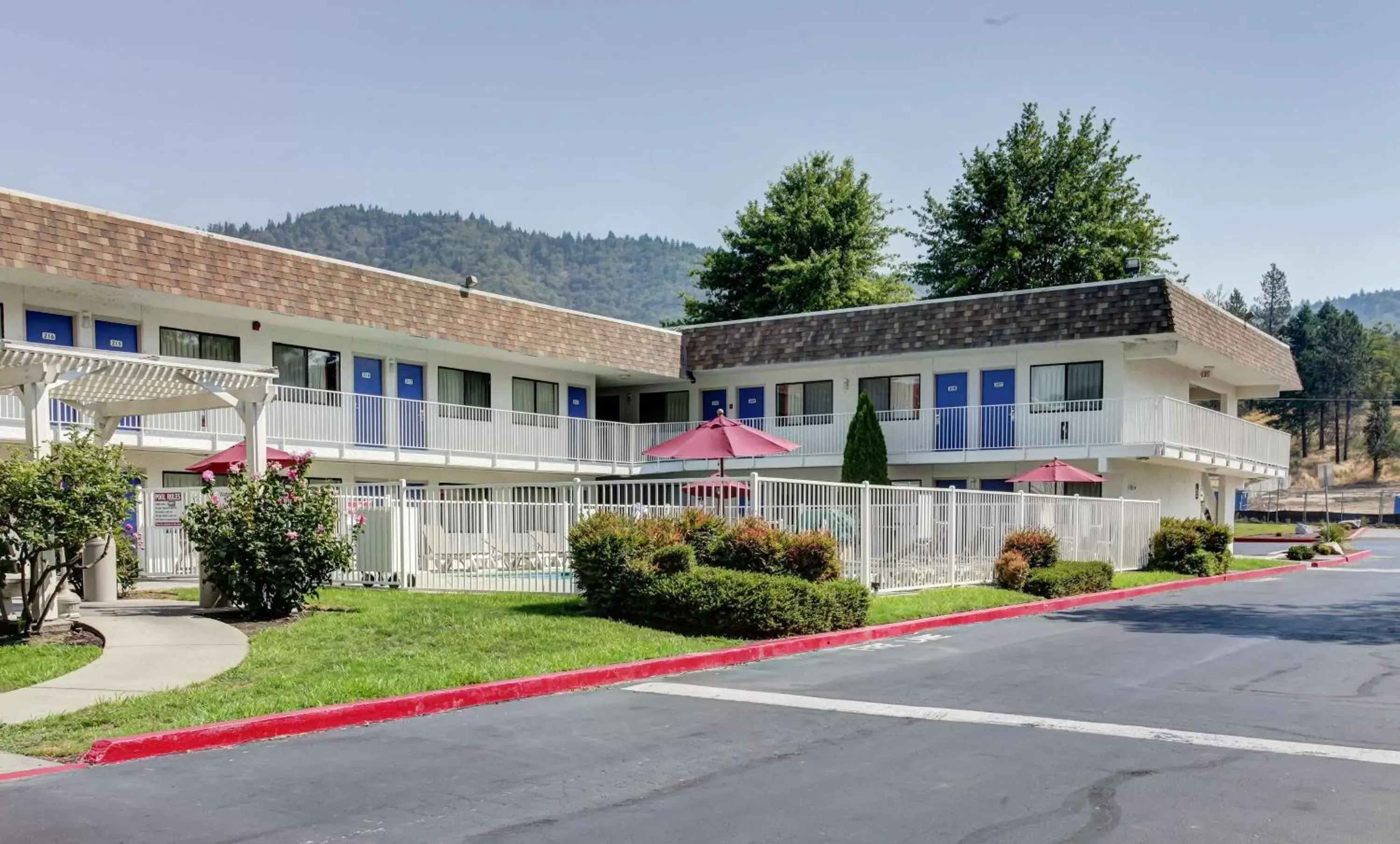 Property Building in Motel 6-Grants Pass, OR