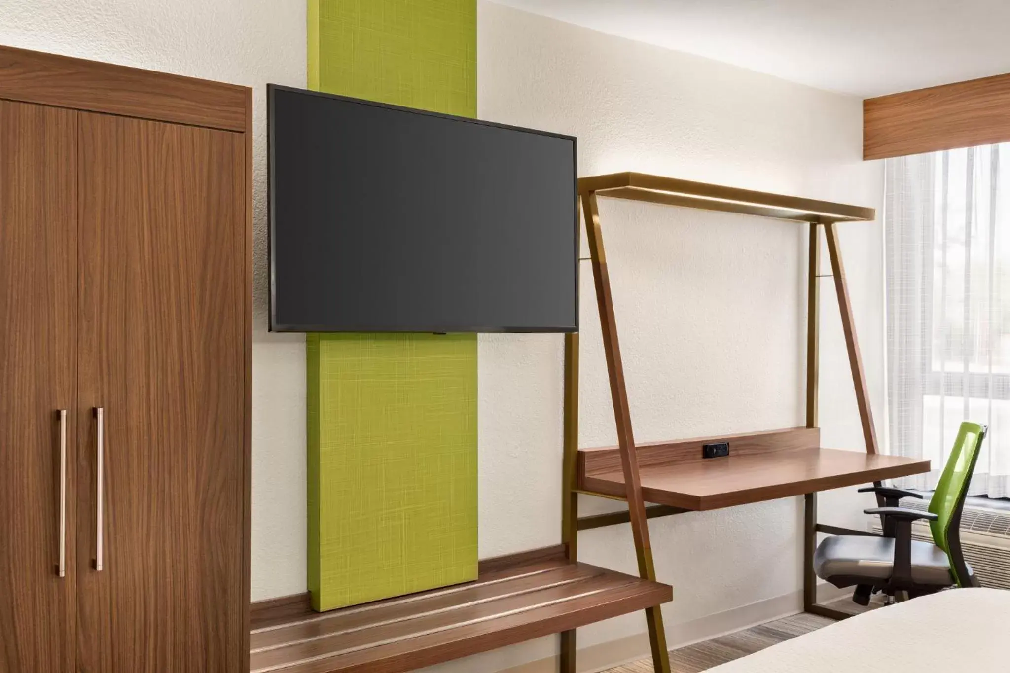 Photo of the whole room, TV/Entertainment Center in Holiday Inn Express - San Antonio Airport, an IHG Hotel