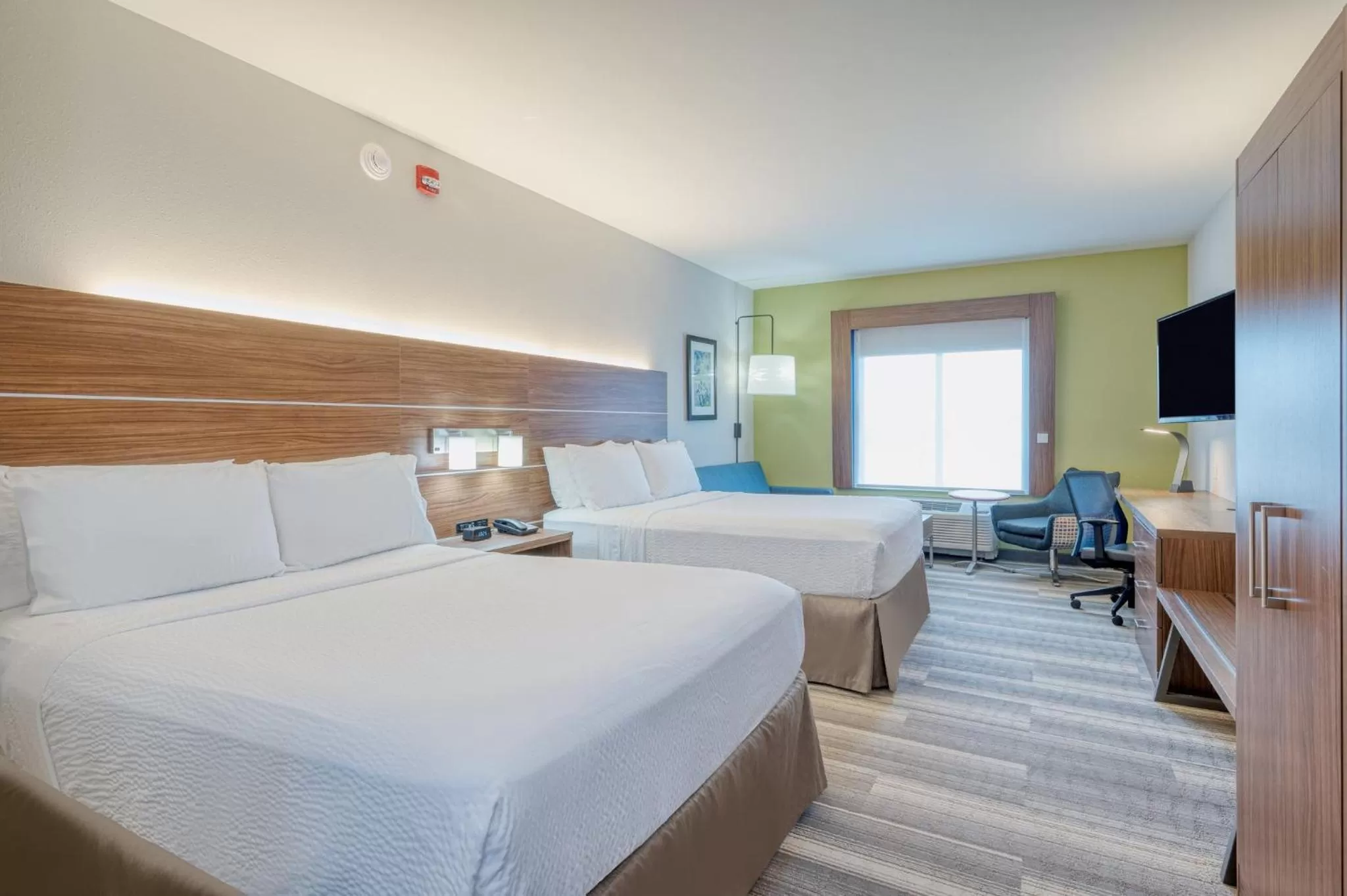 Photo of the whole room, Bed in Holiday Inn Express & Suites St. Louis - Chesterfield by IHG