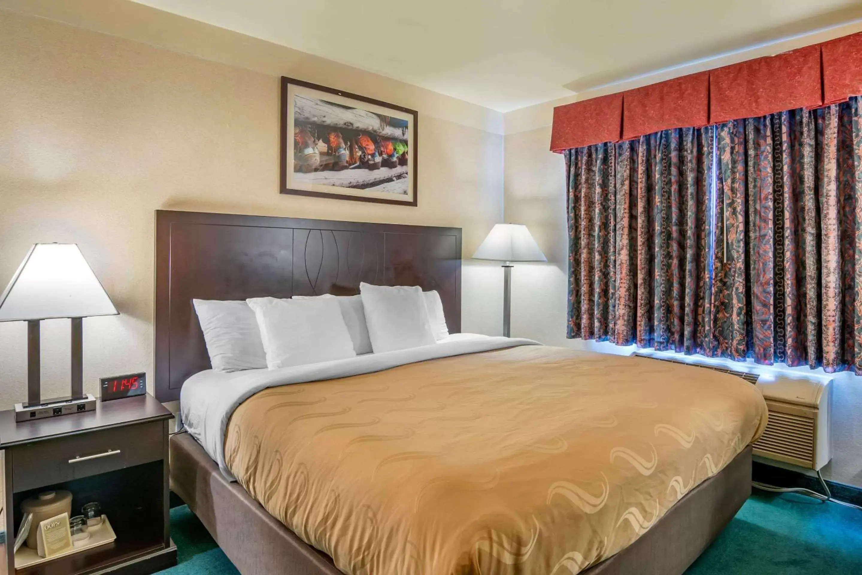 Photo of the whole room, Bed in Bend Quality Inn