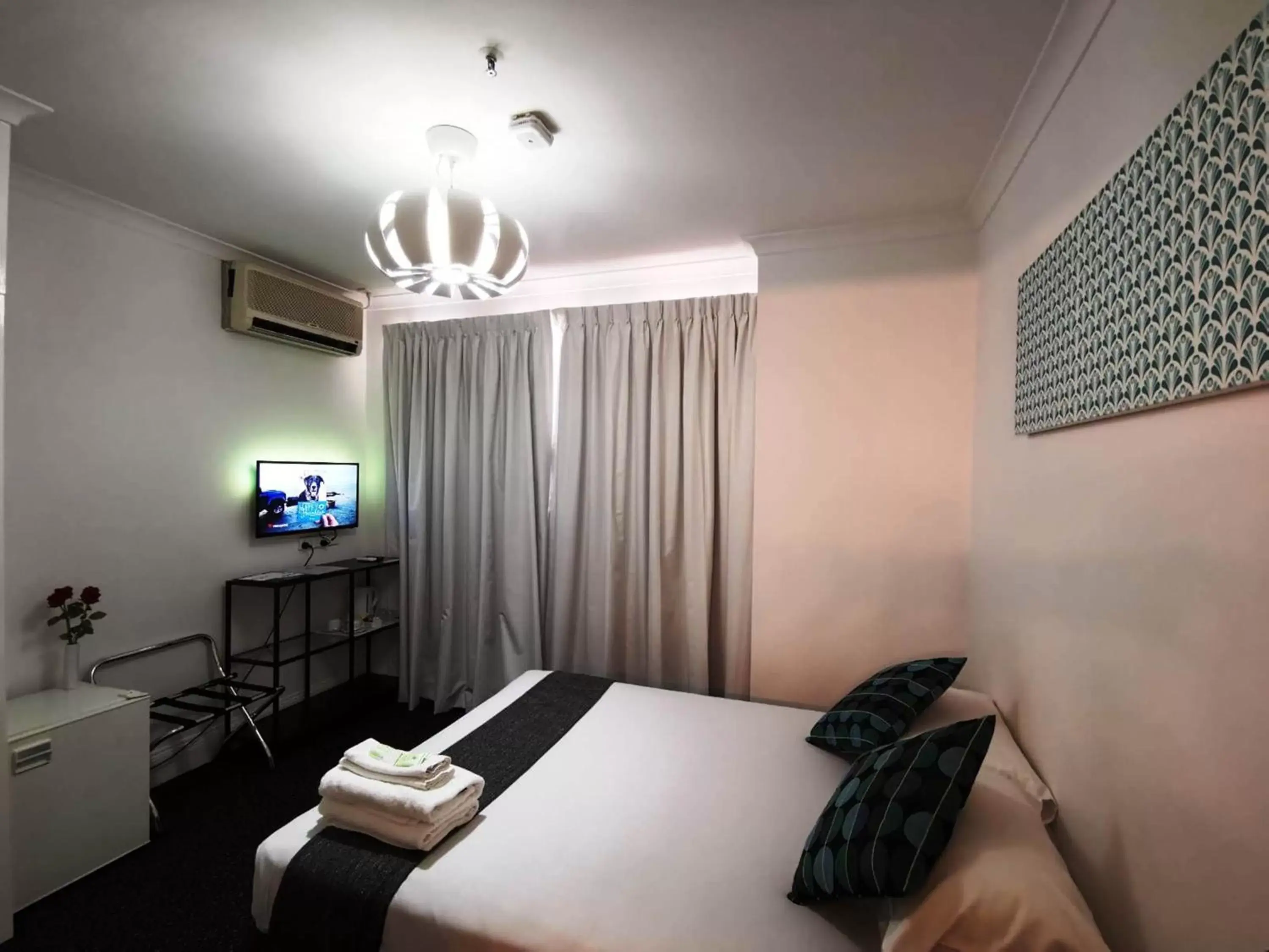 TV and multimedia, Bed in Criterion Hotel Perth