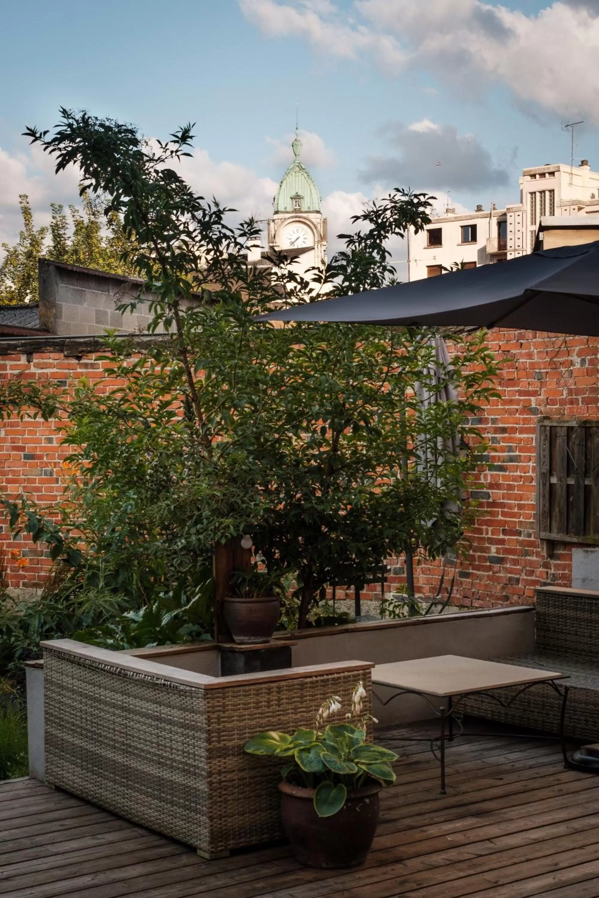 Patio in Dupain & Dubeurre Appart'Hôtel - Parking