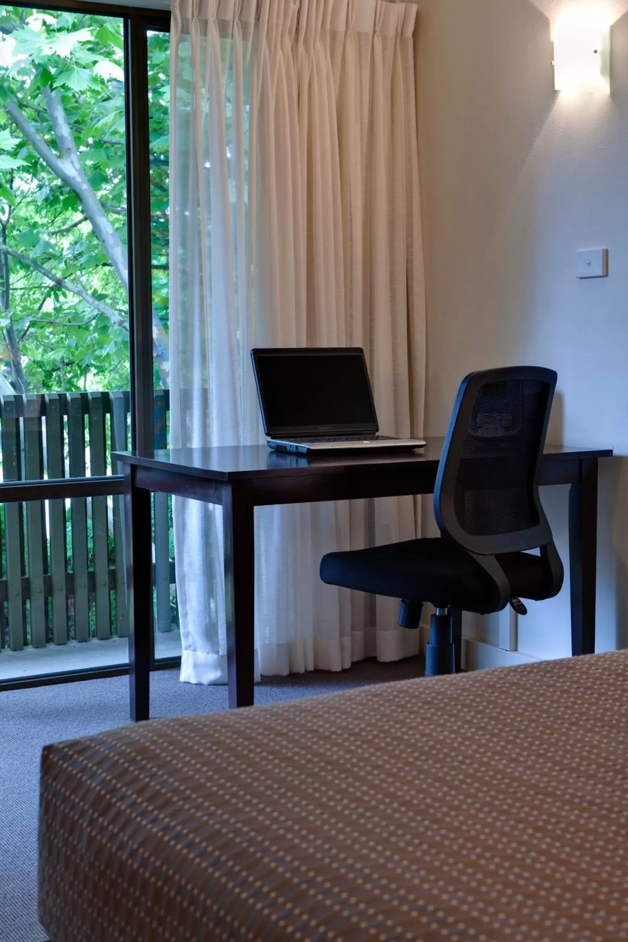 Seating area, TV/Entertainment Center in ibis Styles Canberra Tall Trees Hotel