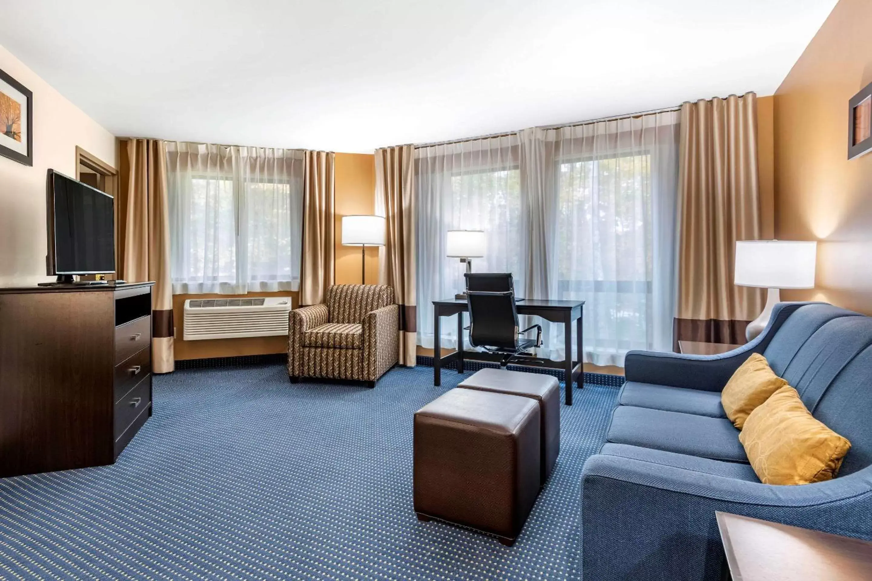 Photo of the whole room, Seating Area in Comfort Inn & Suites Montpelier-Berlin