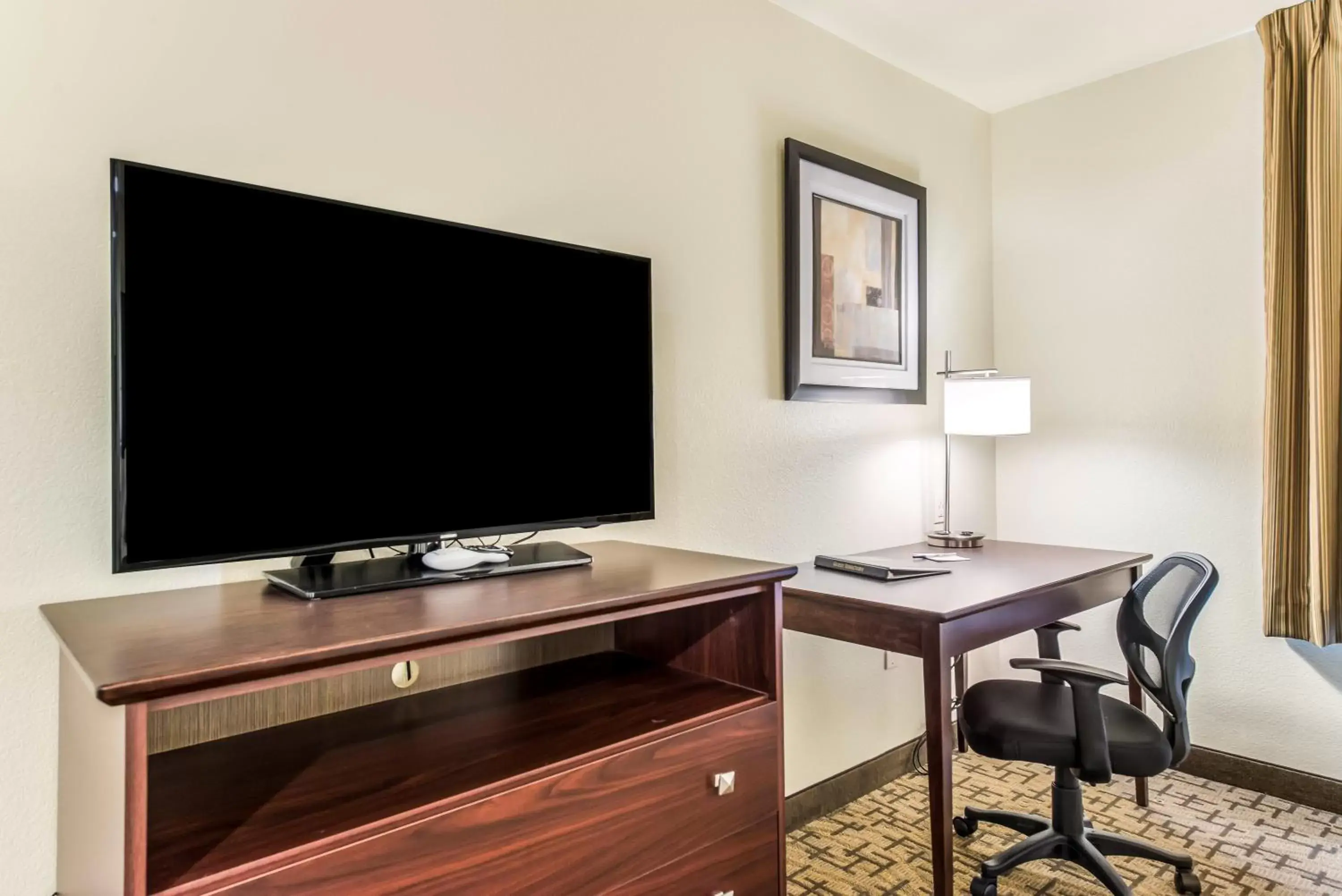 Bedroom in Cobblestone Hotel & Suites - Hutchinson Bedroom in Cobblestone Hotel & Suites - Hutchinson