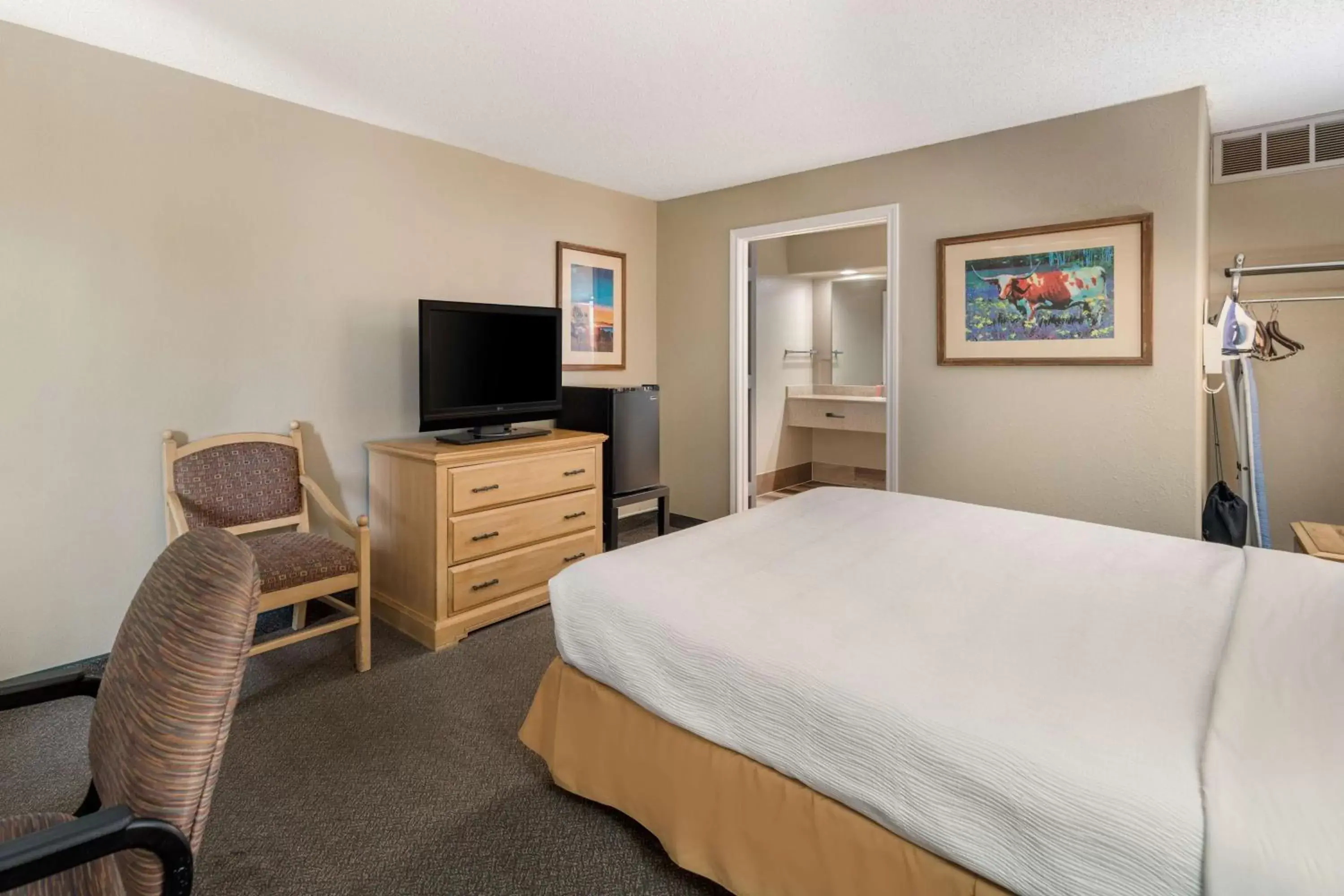 Bedroom, TV/Entertainment Center in Pearl on the Concho SureStay Collection by Best Western