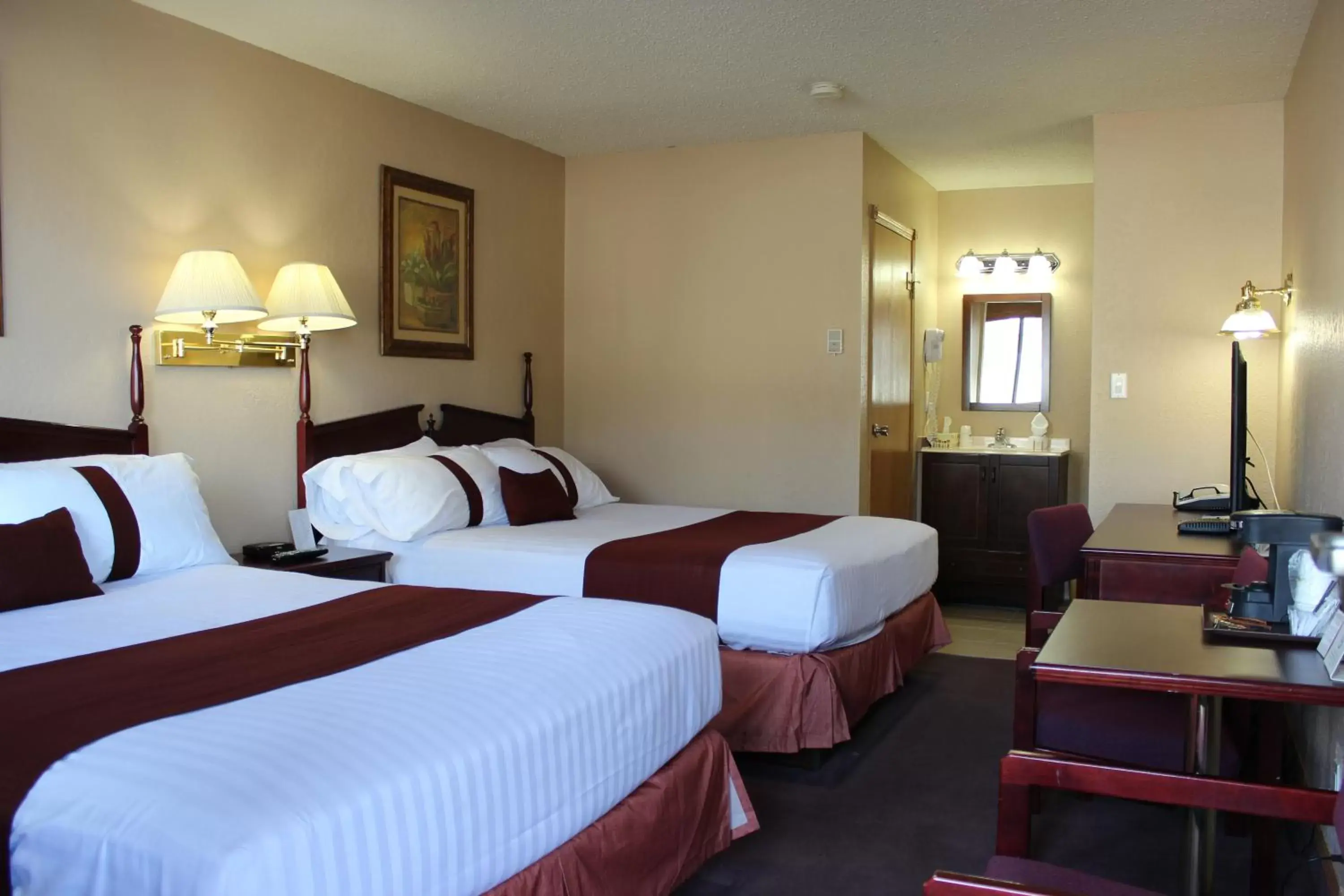 Photo of the whole room, Bed in Howard Johnson by Wyndham Red Deer