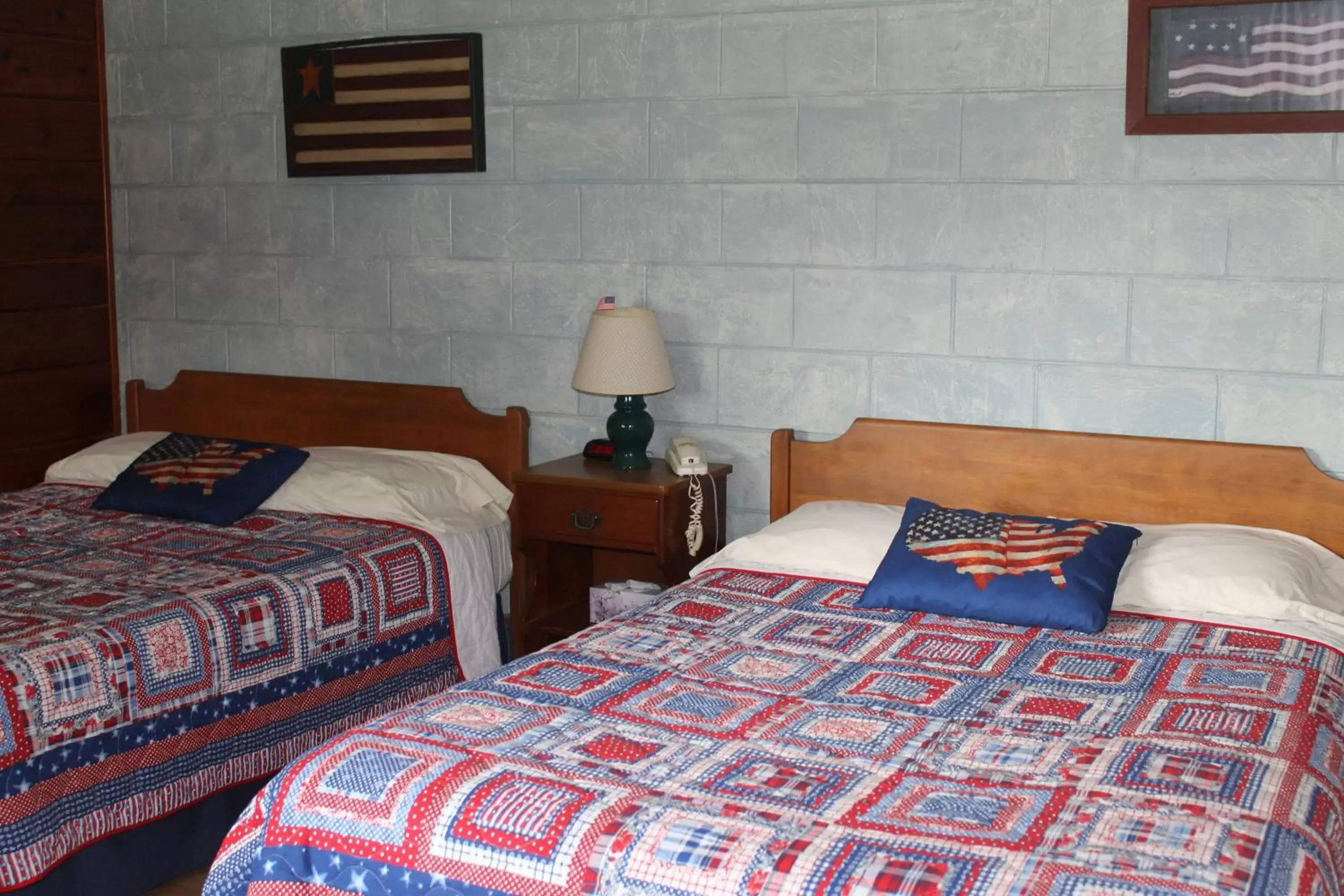Photo of the whole room, Bed in Chateau Lodge
