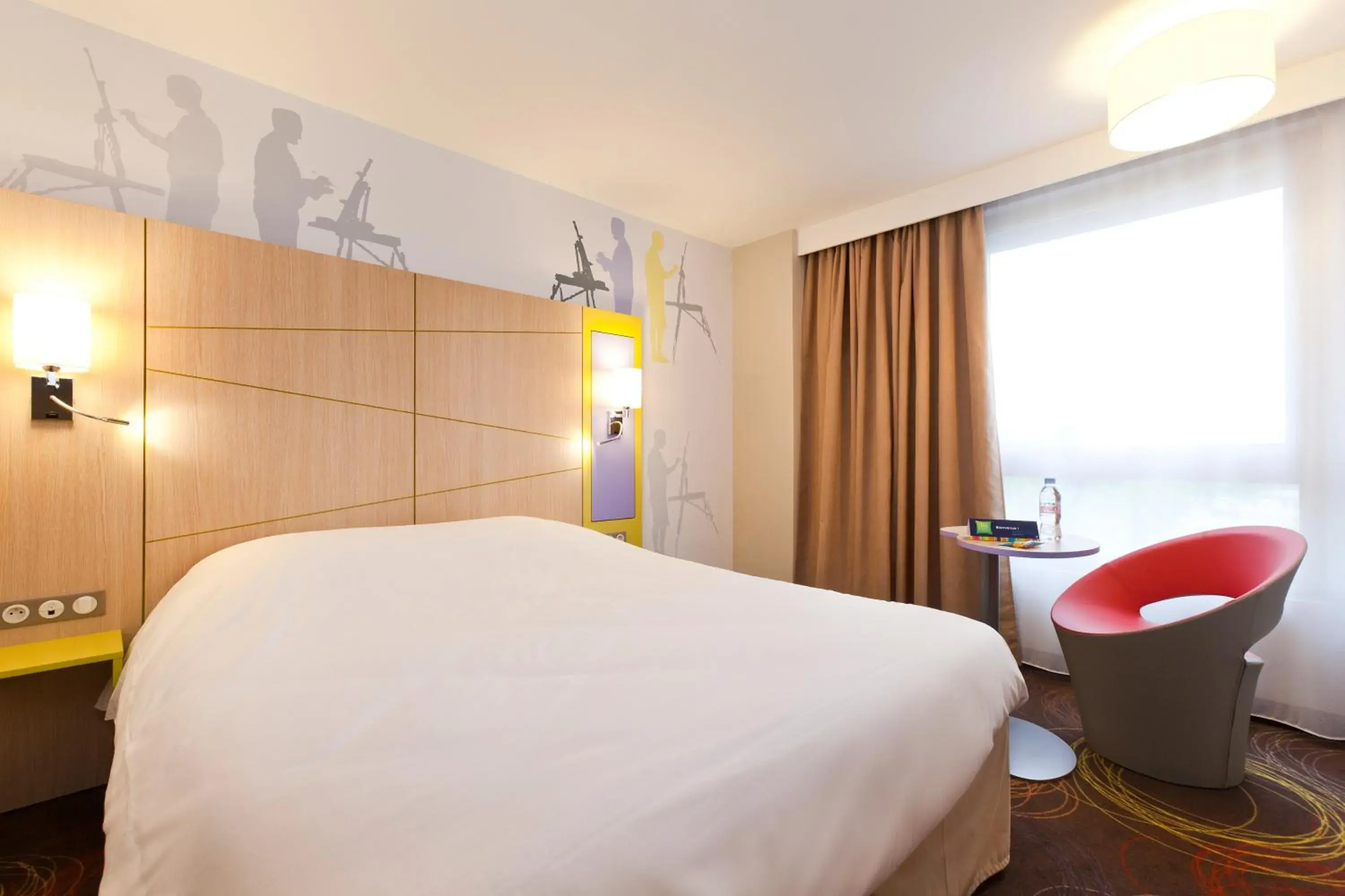 Photo of the whole room, Bed in ibis Styles Honfleur Centre Historique