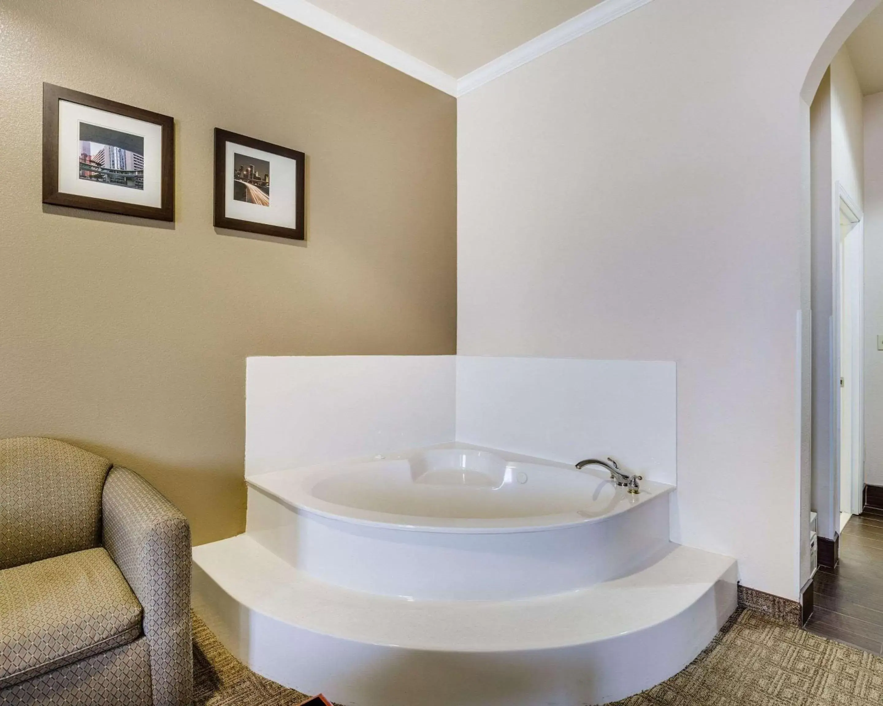 Photo of the whole room, Bathroom in Comfort Suites Deer Park Pasadena