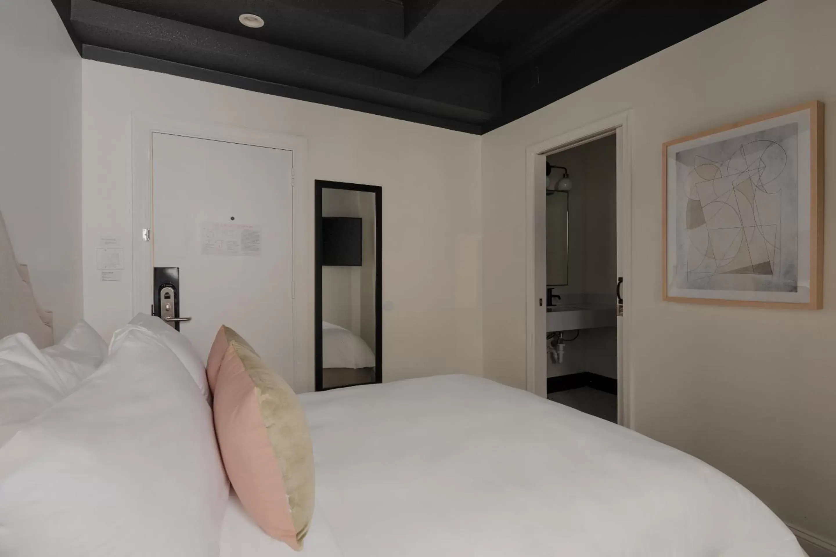 Small Double Room in Dupont Circle Embassy Inn by FOUND Small Double Room in Dupont Circle Embassy Inn by FOUND
